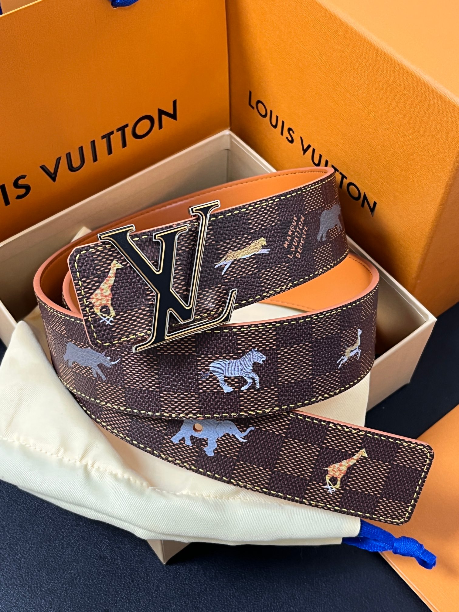 本款 LV Initiales 40 毫米双面腰带以电影叙事为灵感，气质颇具神秘魅力。Damier 格纹