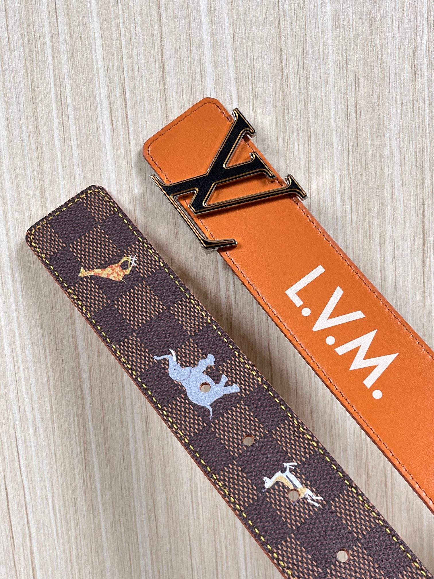 本款 LV Initiales 40 毫米双面腰带以电影叙事为灵感，气质颇具神秘魅力。Damier 格纹