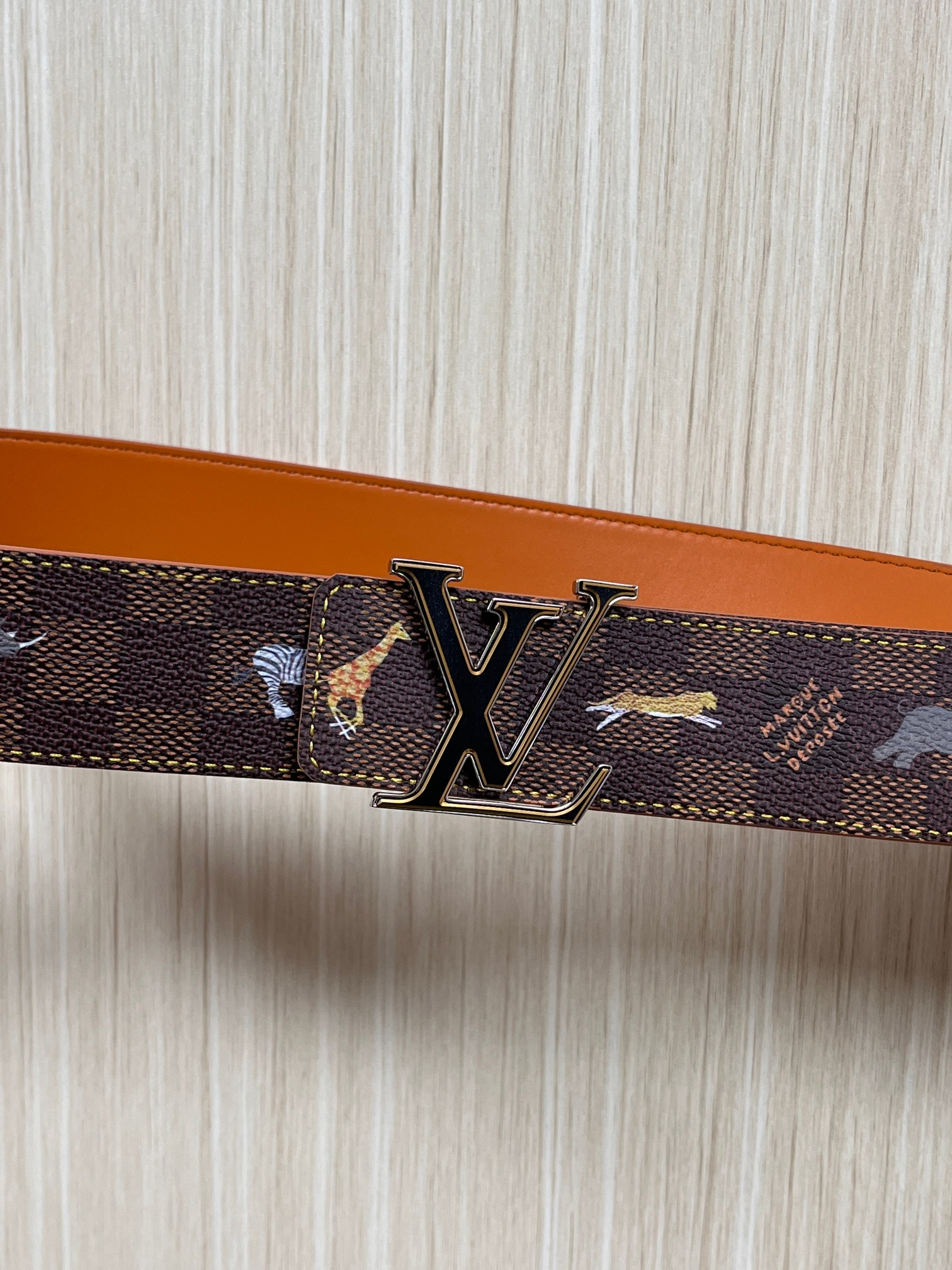 本款 LV Initiales 40 毫米双面腰带以电影叙事为灵感，气质颇具神秘魅力。Damier 格纹