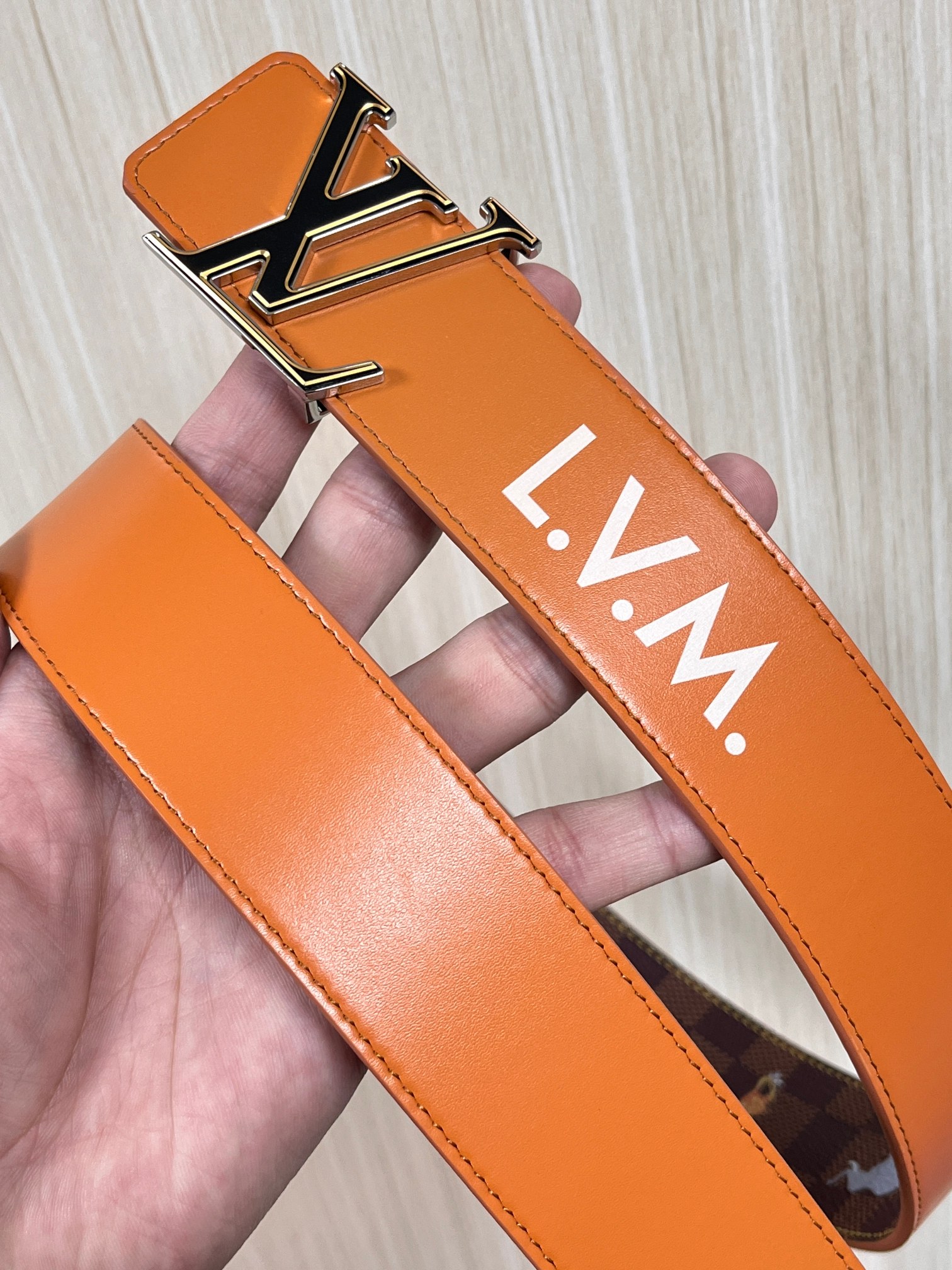 本款 LV Initiales 40 毫米双面腰带以电影叙事为灵感，气质颇具神秘魅力。Damier 格纹