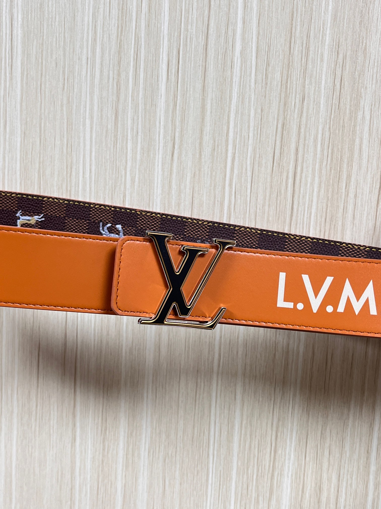 本款 LV Initiales 40 毫米双面腰带以电影叙事为灵感，气质颇具神秘魅力。Damier 格纹