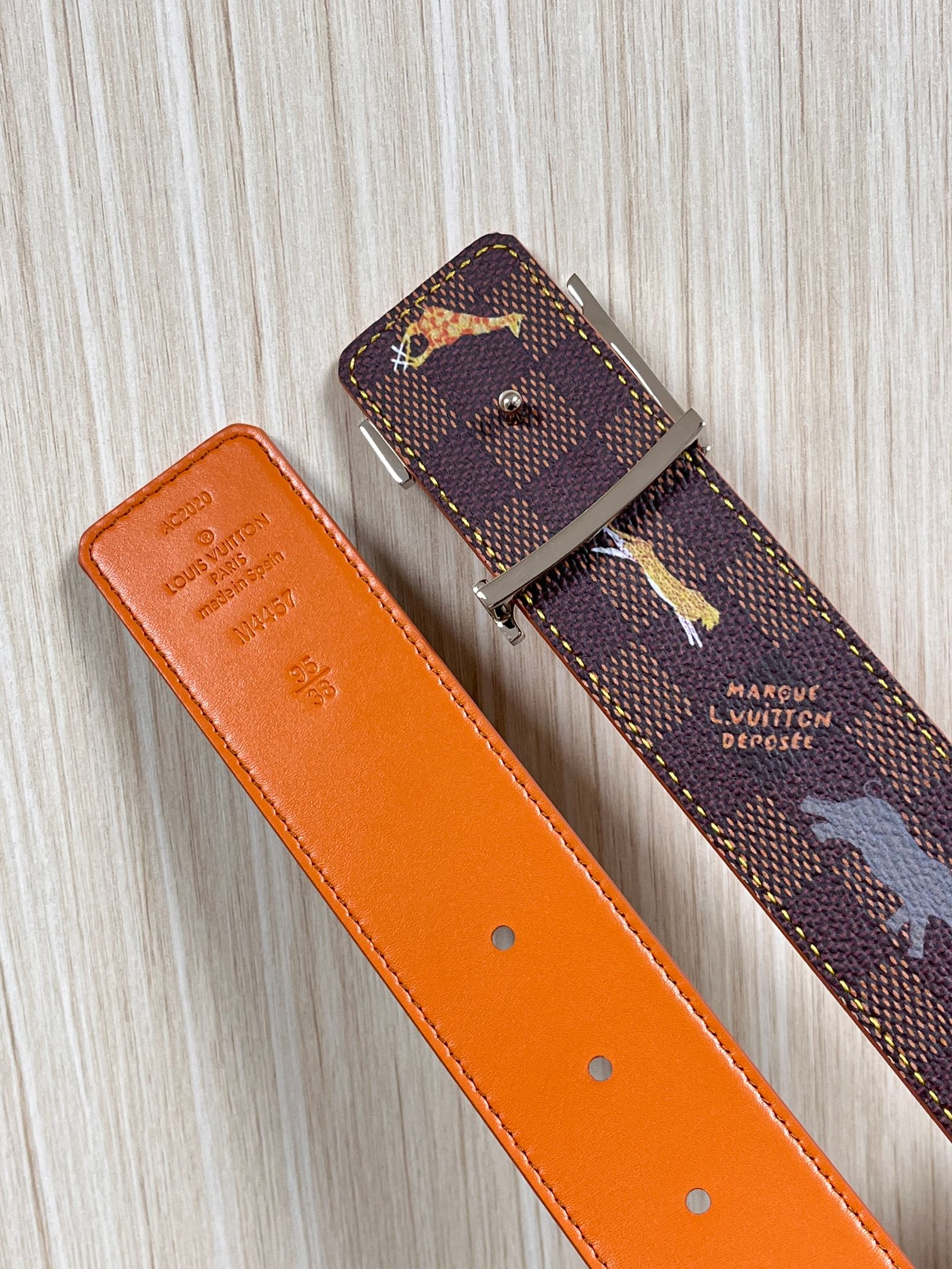 本款 LV Initiales 40 毫米双面腰带以电影叙事为灵感，气质颇具神秘魅力。Damier 格纹