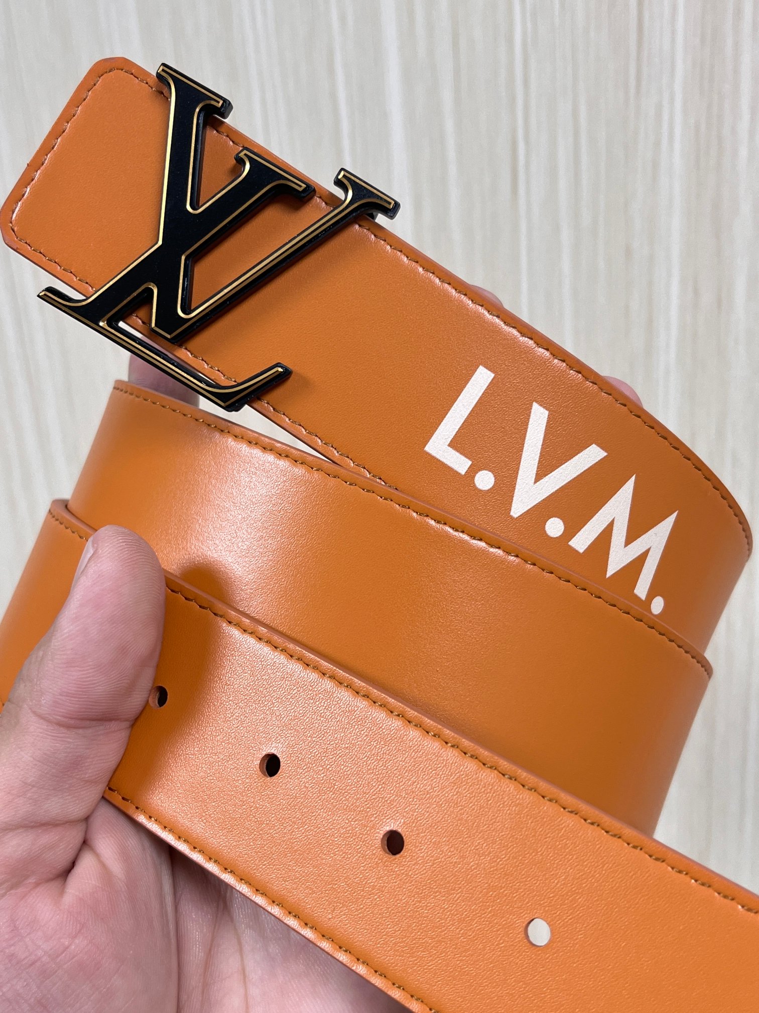 本款 LV Initiales 40 毫米双面腰带以电影叙事为灵感，气质颇具神秘魅力。Damier 格纹