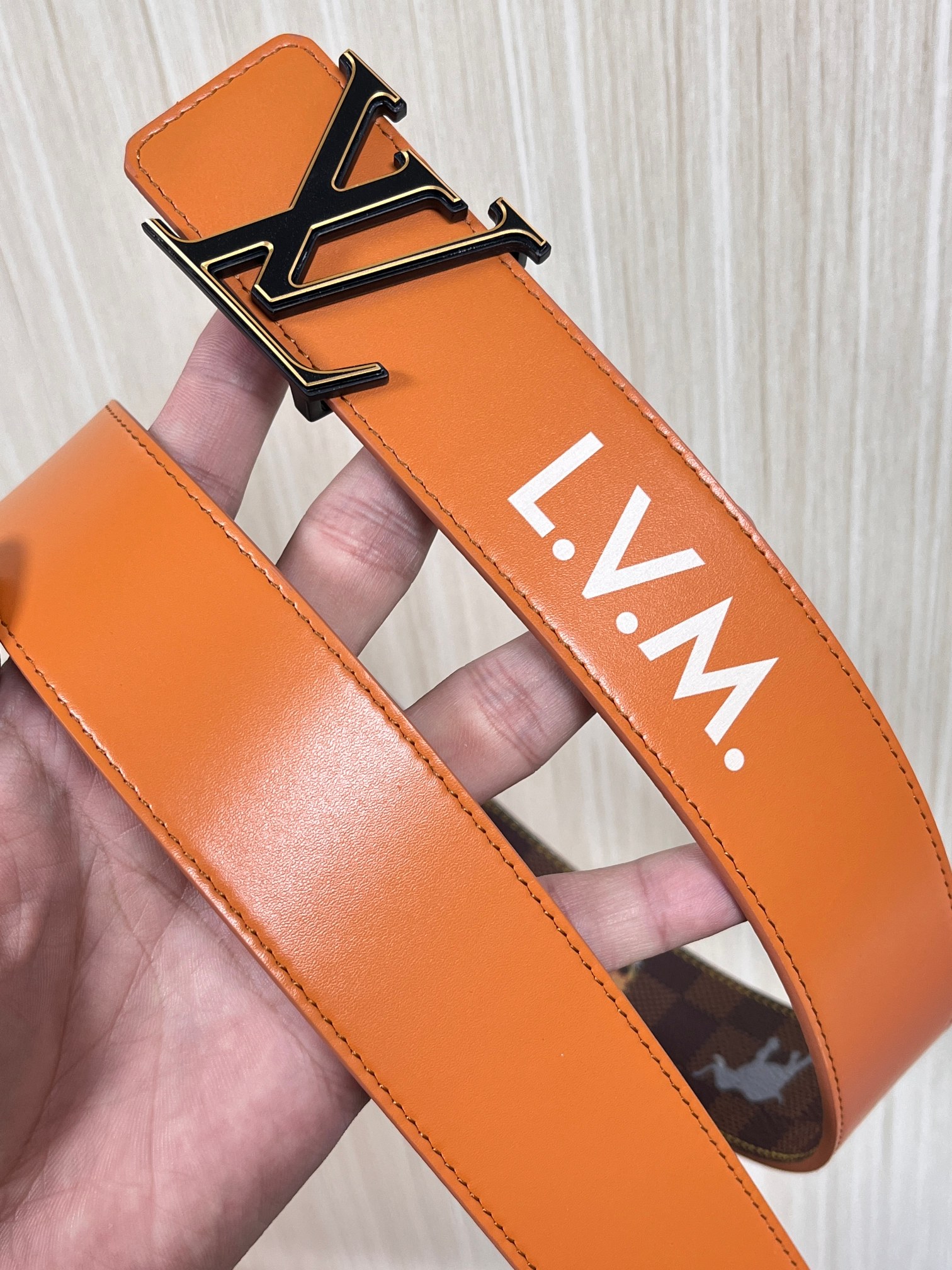 本款 LV Initiales 40 毫米双面腰带以电影叙事为灵感，气质颇具神秘魅力。Damier 格纹