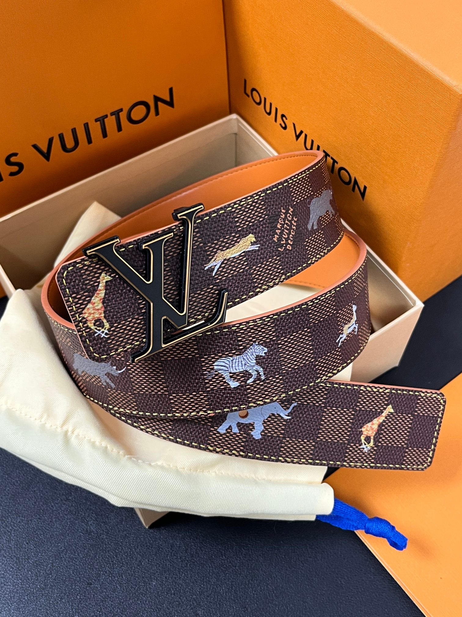 本款 LV Initiales 40 毫米双面腰带以电影叙事为灵感，气质颇具神秘魅力。Damier 格纹