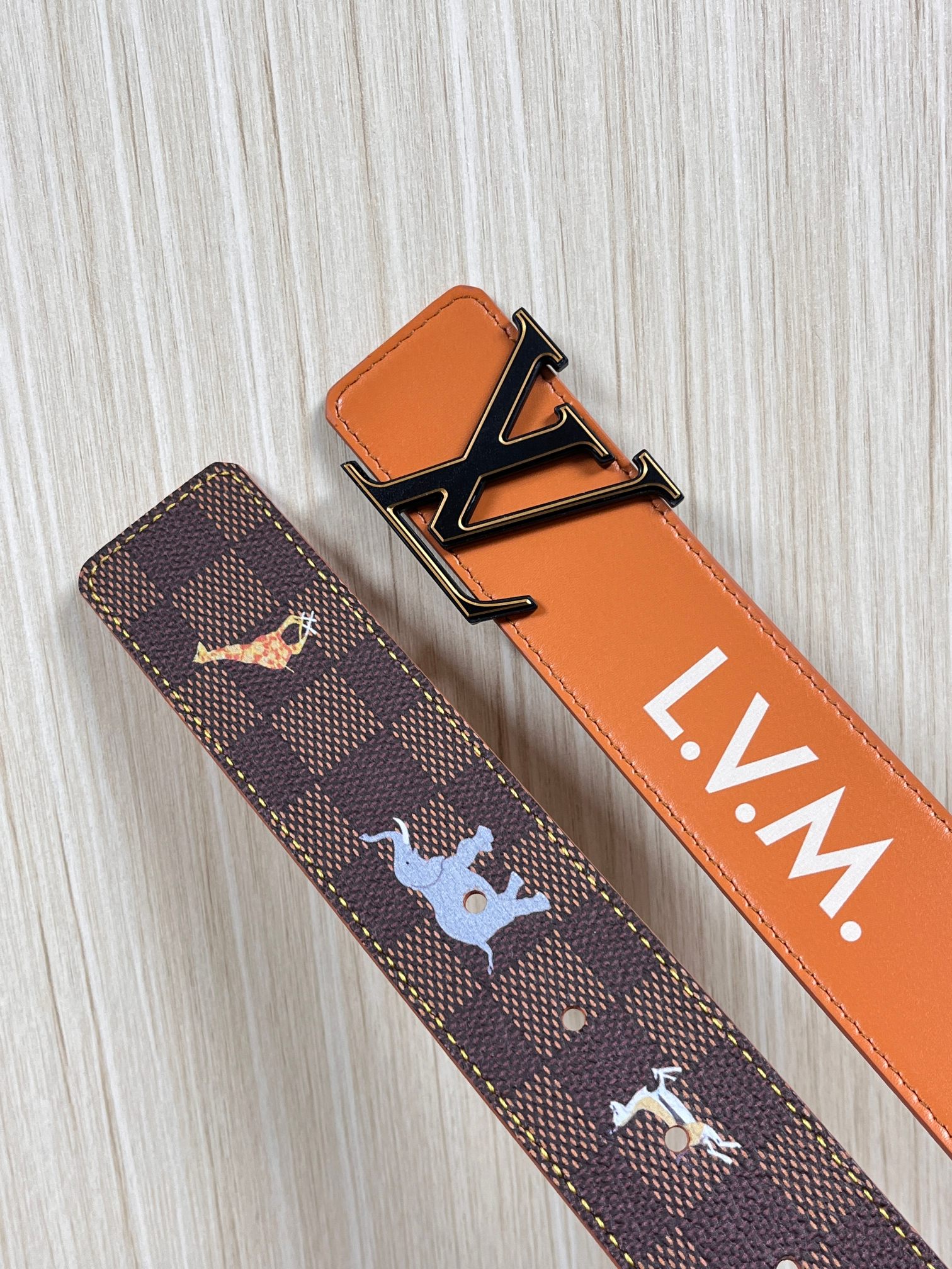 本款 LV Initiales 40 毫米双面腰带以电影叙事为灵感，气质颇具神秘魅力。Damier 格纹