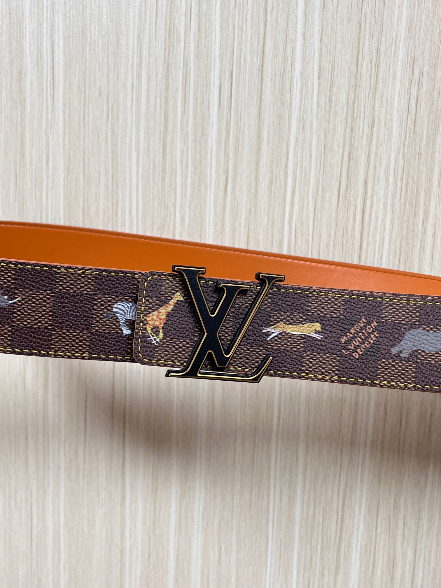 本款 LV Initiales 40 毫米双面腰带以电影叙事为灵感，气质颇具神秘魅力。Damier 格纹