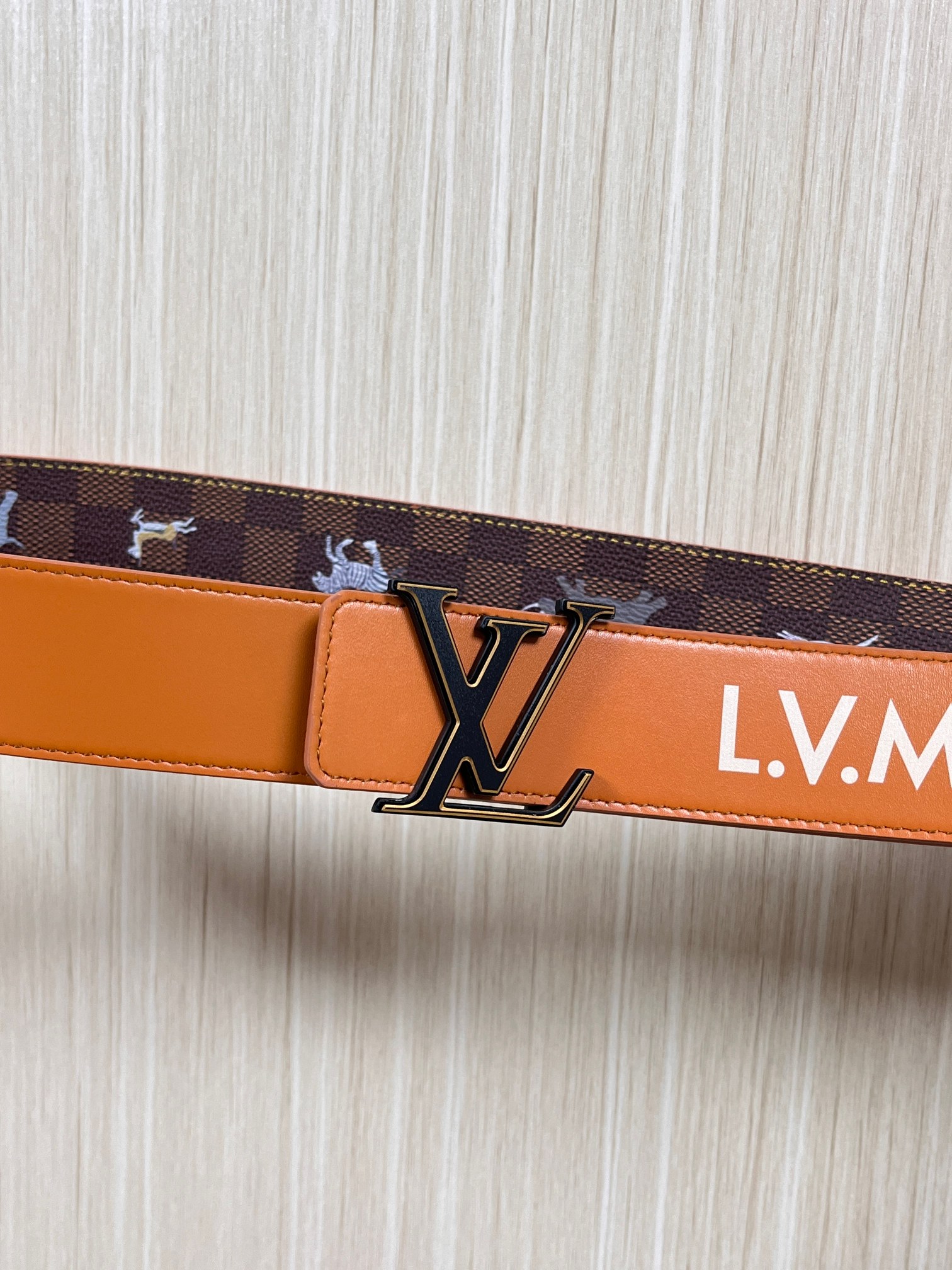 本款 LV Initiales 40 毫米双面腰带以电影叙事为灵感，气质颇具神秘魅力。Damier 格纹