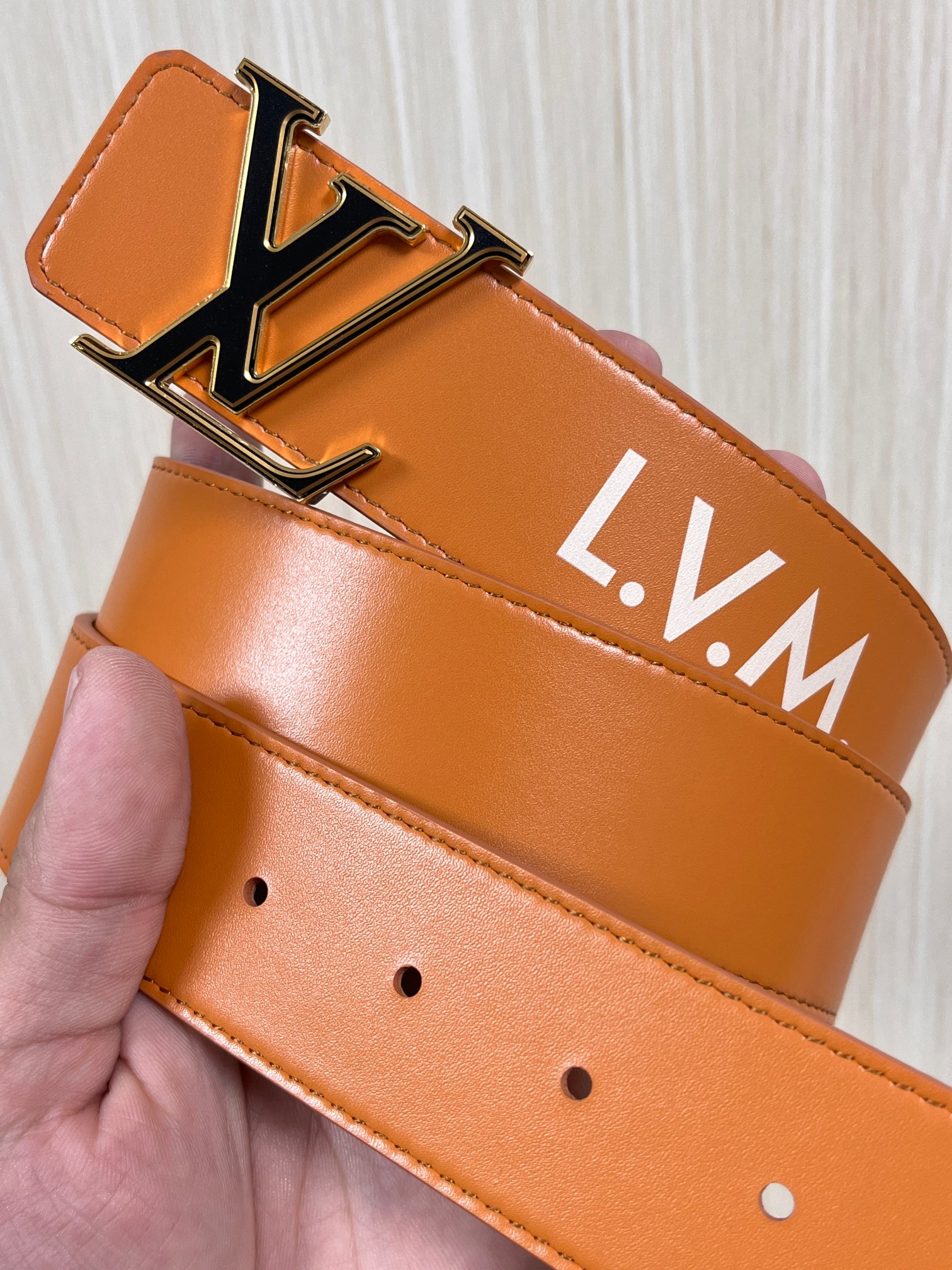 本款 LV Initiales 40 毫米双面腰带以电影叙事为灵感，气质颇具神秘魅力。Damier 格纹