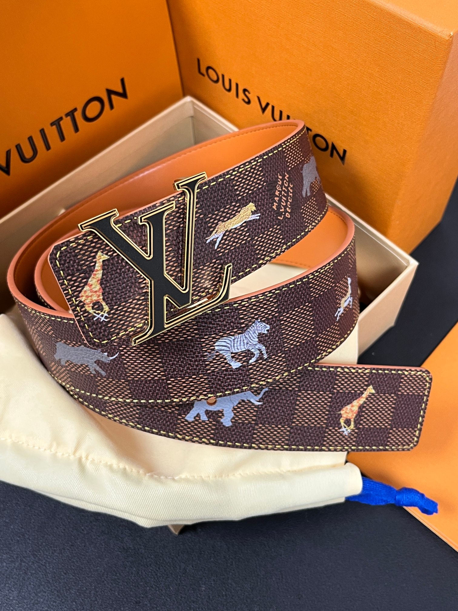 本款 LV Initiales 40 毫米双面腰带以电影叙事为灵感，气质颇具神秘魅力。Damier 格纹