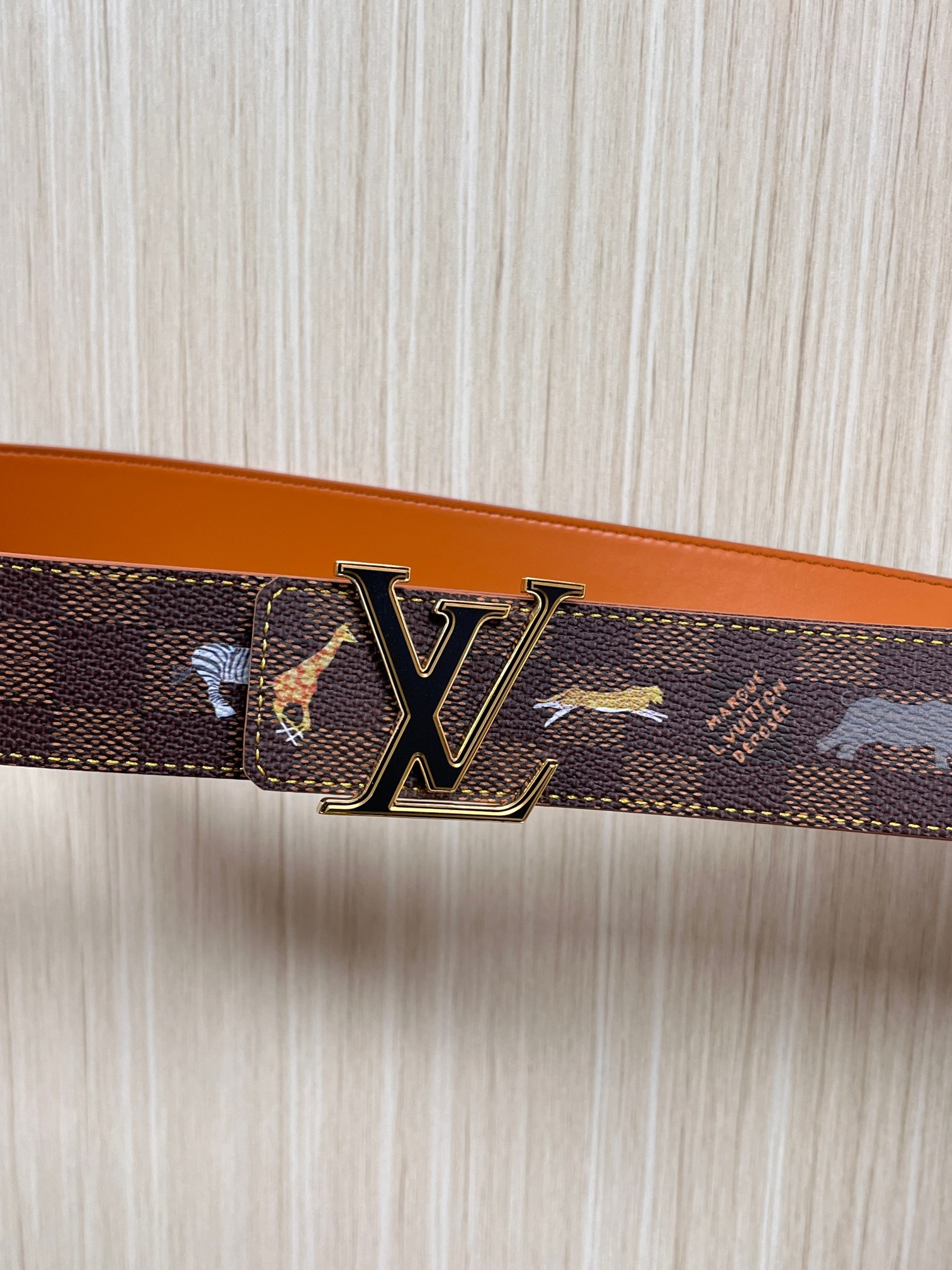 本款 LV Initiales 40 毫米双面腰带以电影叙事为灵感，气质颇具神秘魅力。Damier 格纹