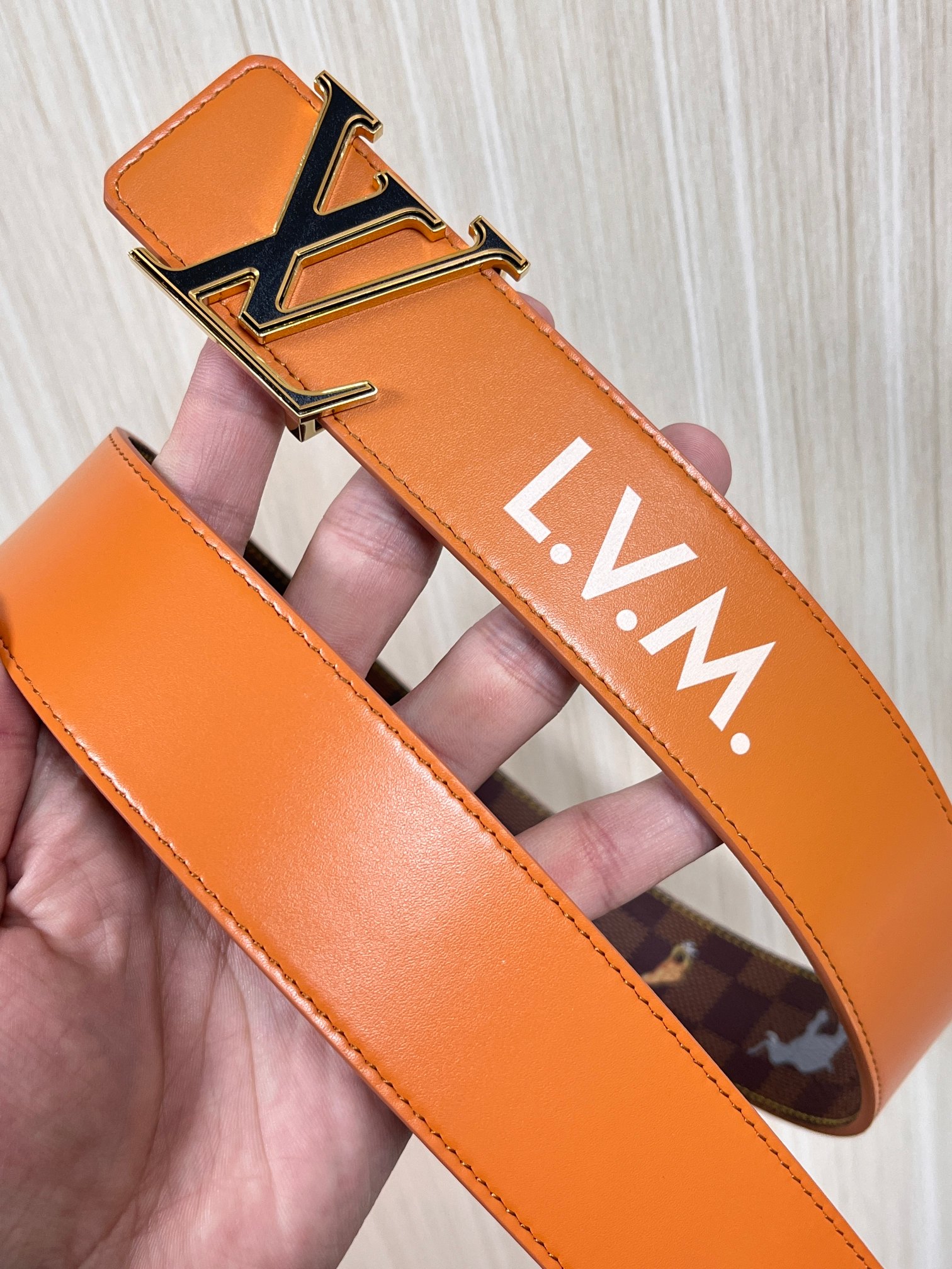 本款 LV Initiales 40 毫米双面腰带以电影叙事为灵感，气质颇具神秘魅力。Damier 格纹