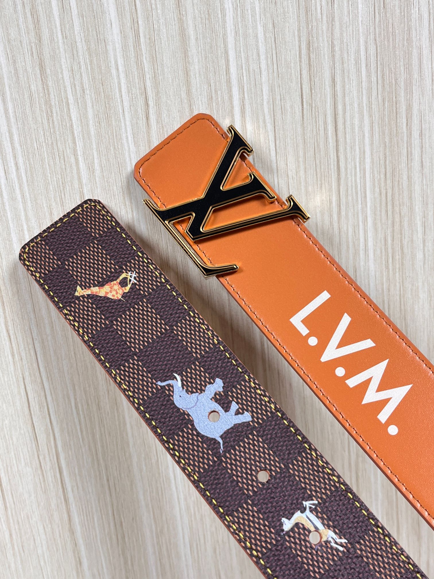 本款 LV Initiales 40 毫米双面腰带以电影叙事为灵感，气质颇具神秘魅力。Damier 格纹