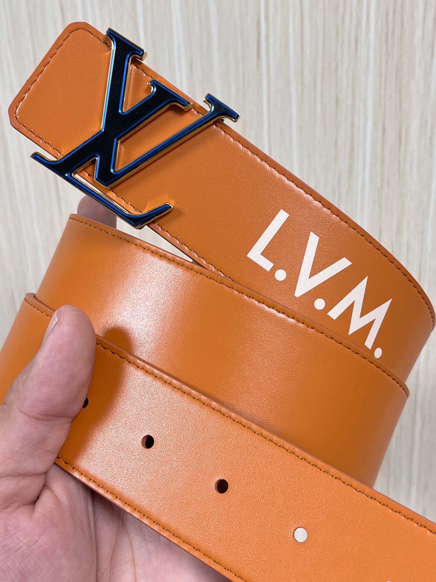 本款 LV Initiales 40 毫米双面腰带以电影叙事为灵感，气质颇具神秘魅力。Damier 格纹