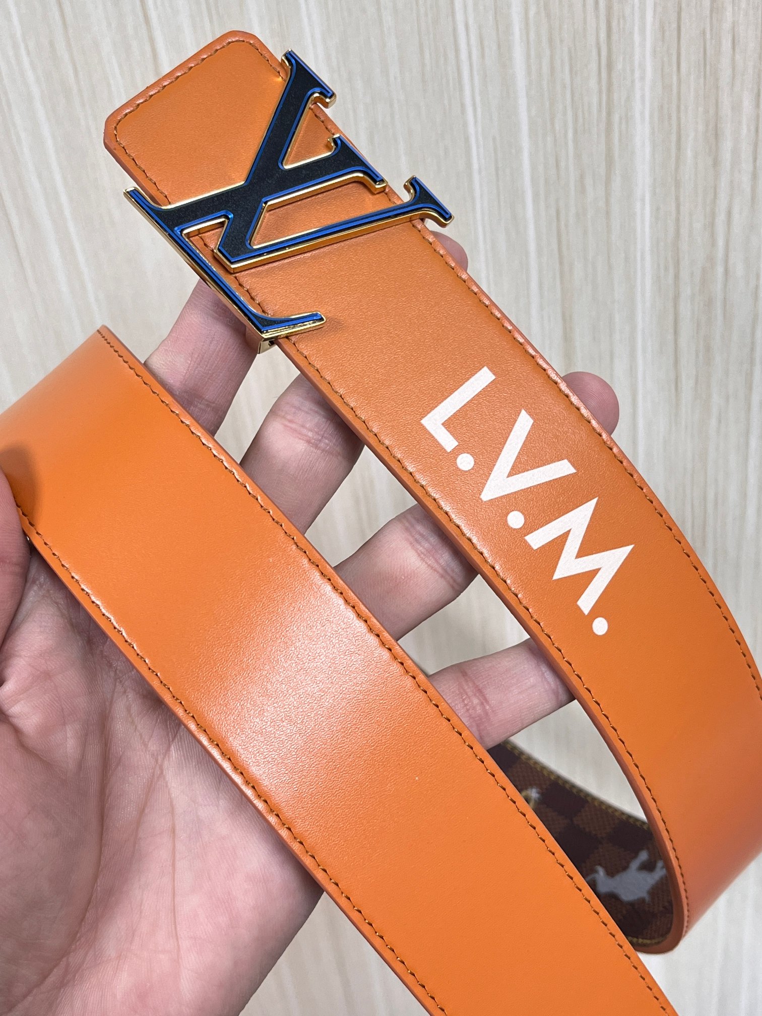 本款 LV Initiales 40 毫米双面腰带以电影叙事为灵感，气质颇具神秘魅力。Damier 格纹