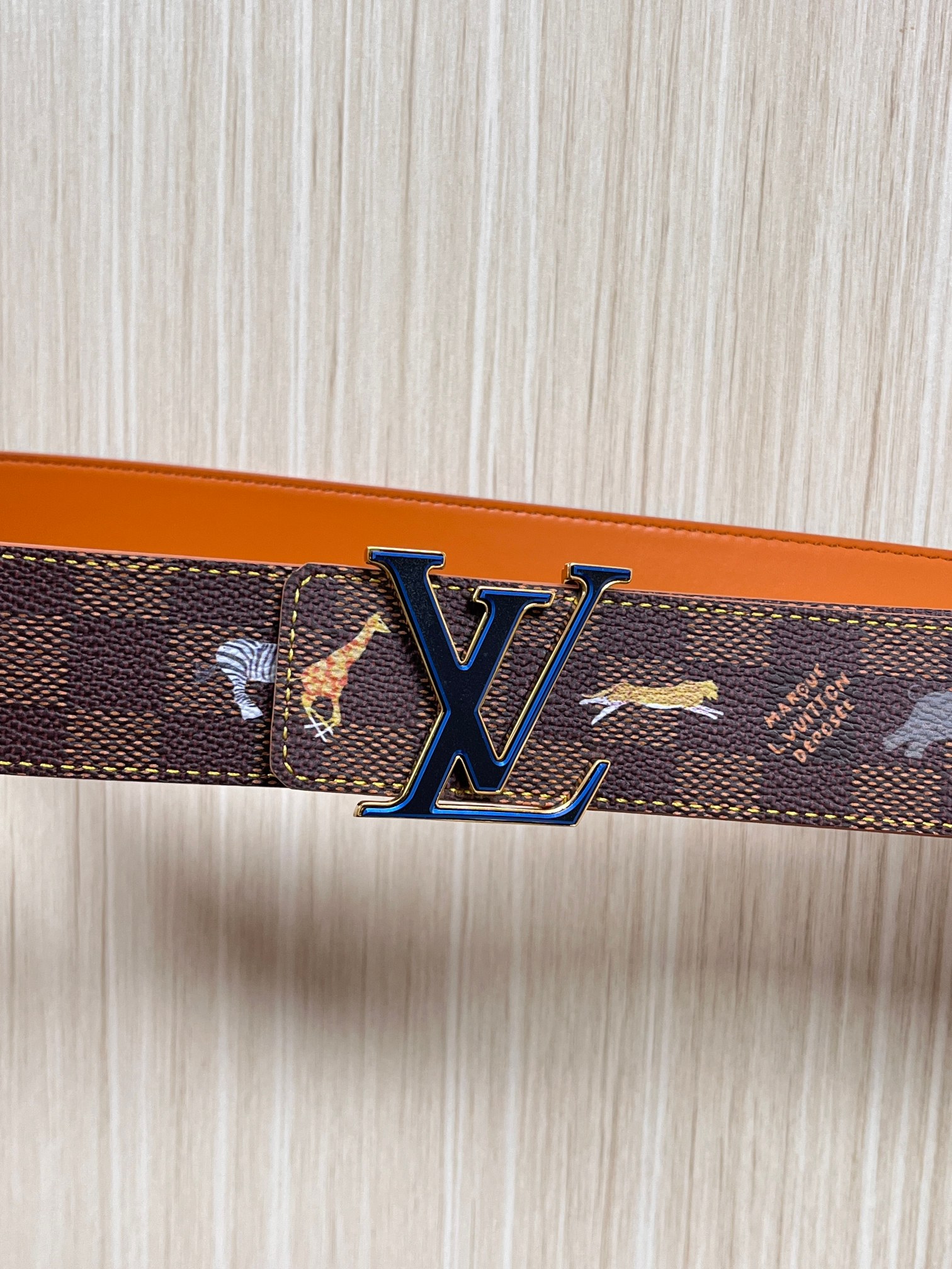 本款 LV Initiales 40 毫米双面腰带以电影叙事为灵感，气质颇具神秘魅力。Damier 格纹