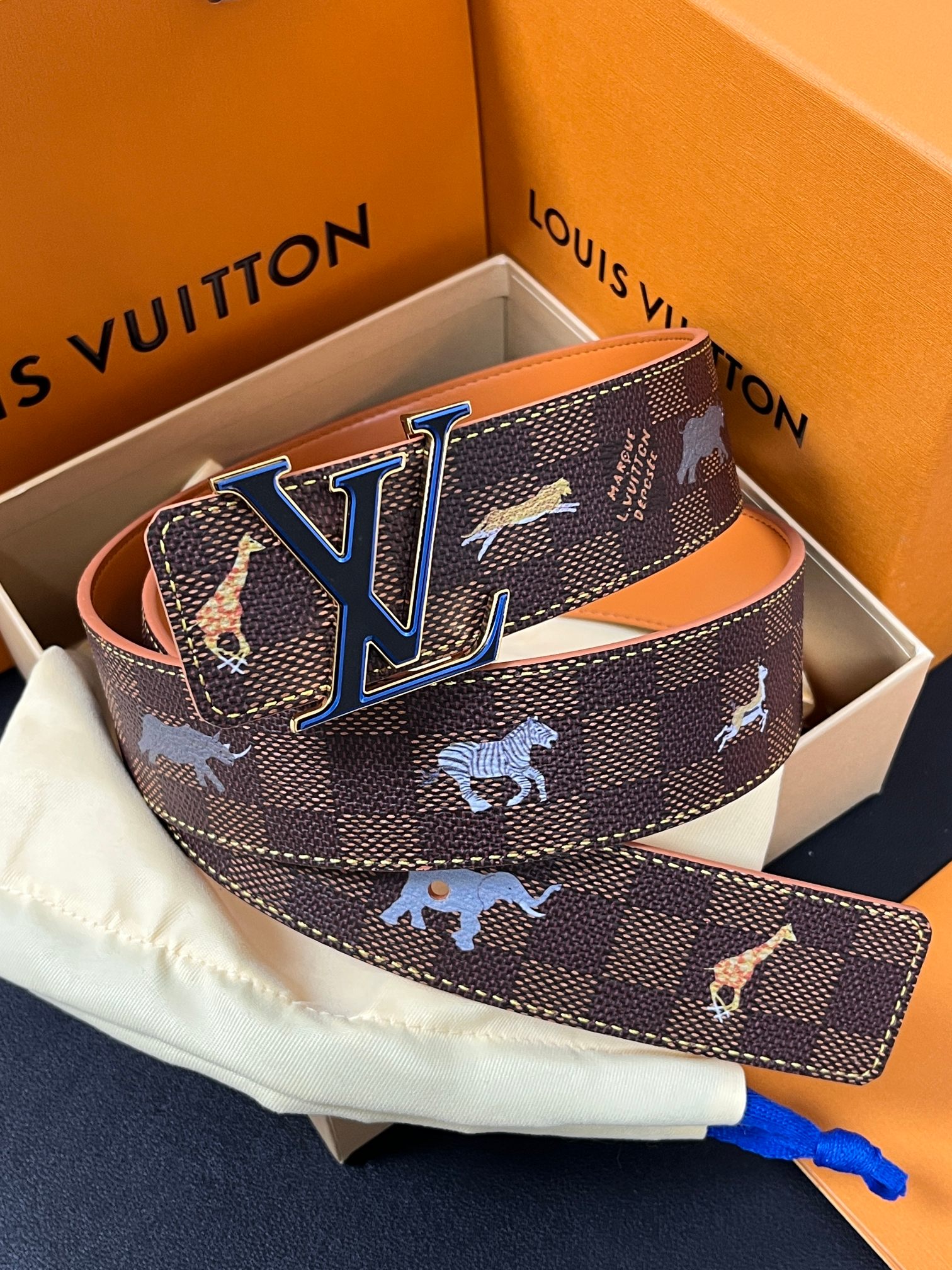 本款 LV Initiales 40 毫米双面腰带以电影叙事为灵感，气质颇具神秘魅力。Damier 格纹