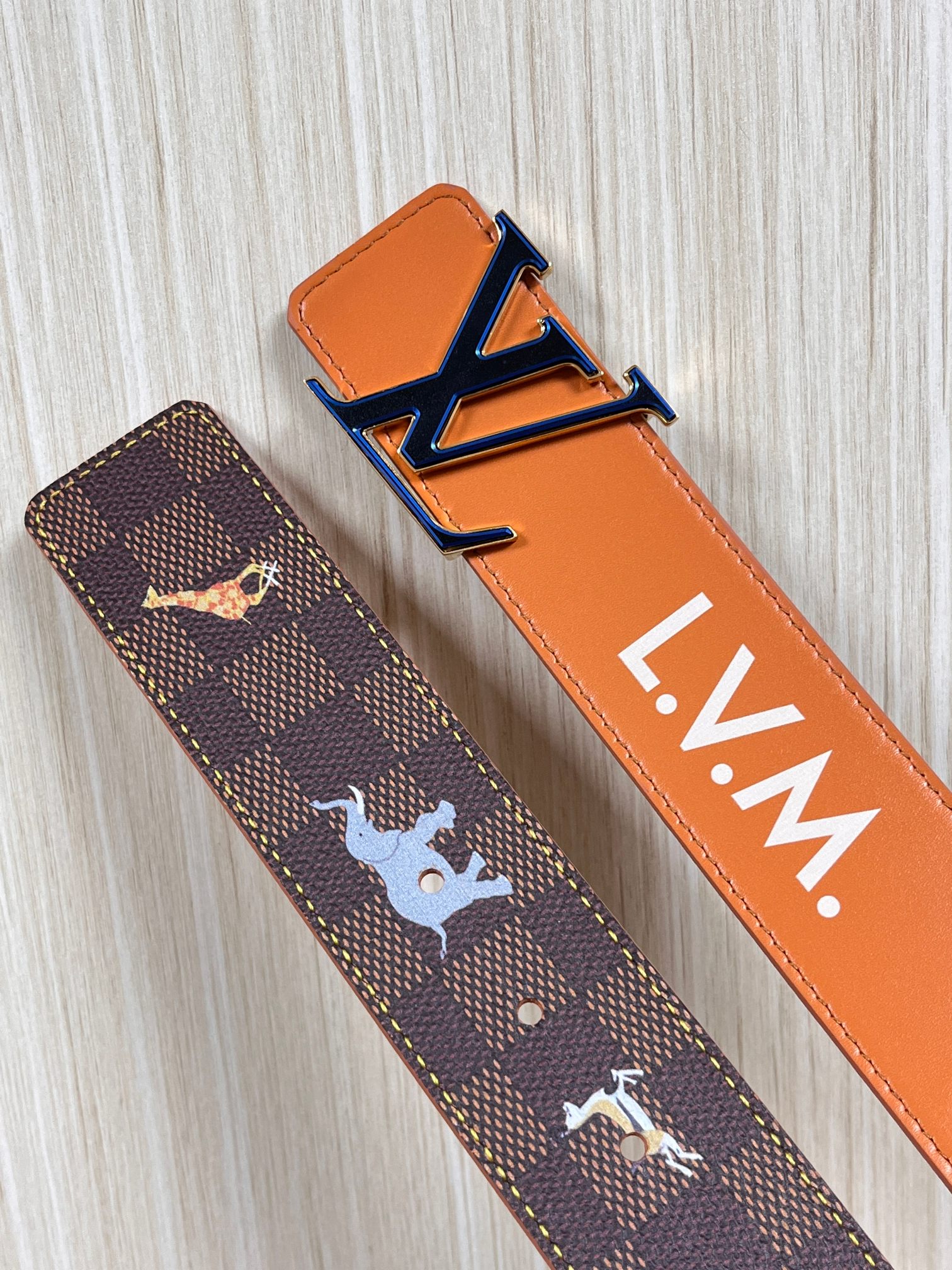 本款 LV Initiales 40 毫米双面腰带以电影叙事为灵感，气质颇具神秘魅力。Damier 格纹