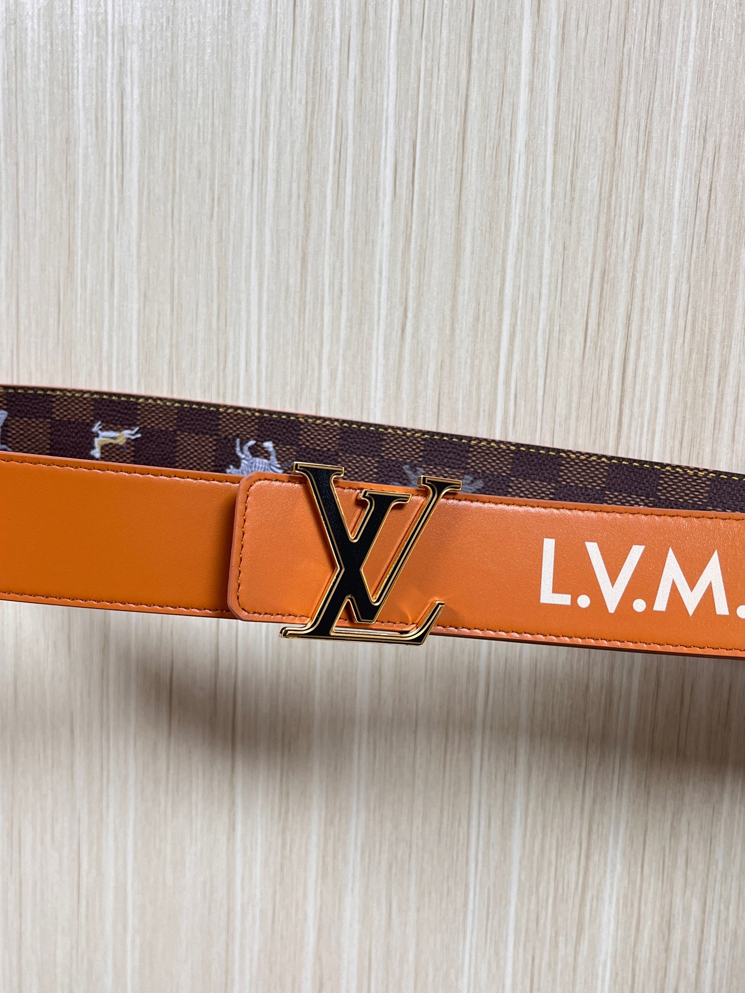 本款 LV Initiales 40 毫米双面腰带以电影叙事为灵感，气质颇具神秘魅力。Damier 格纹
