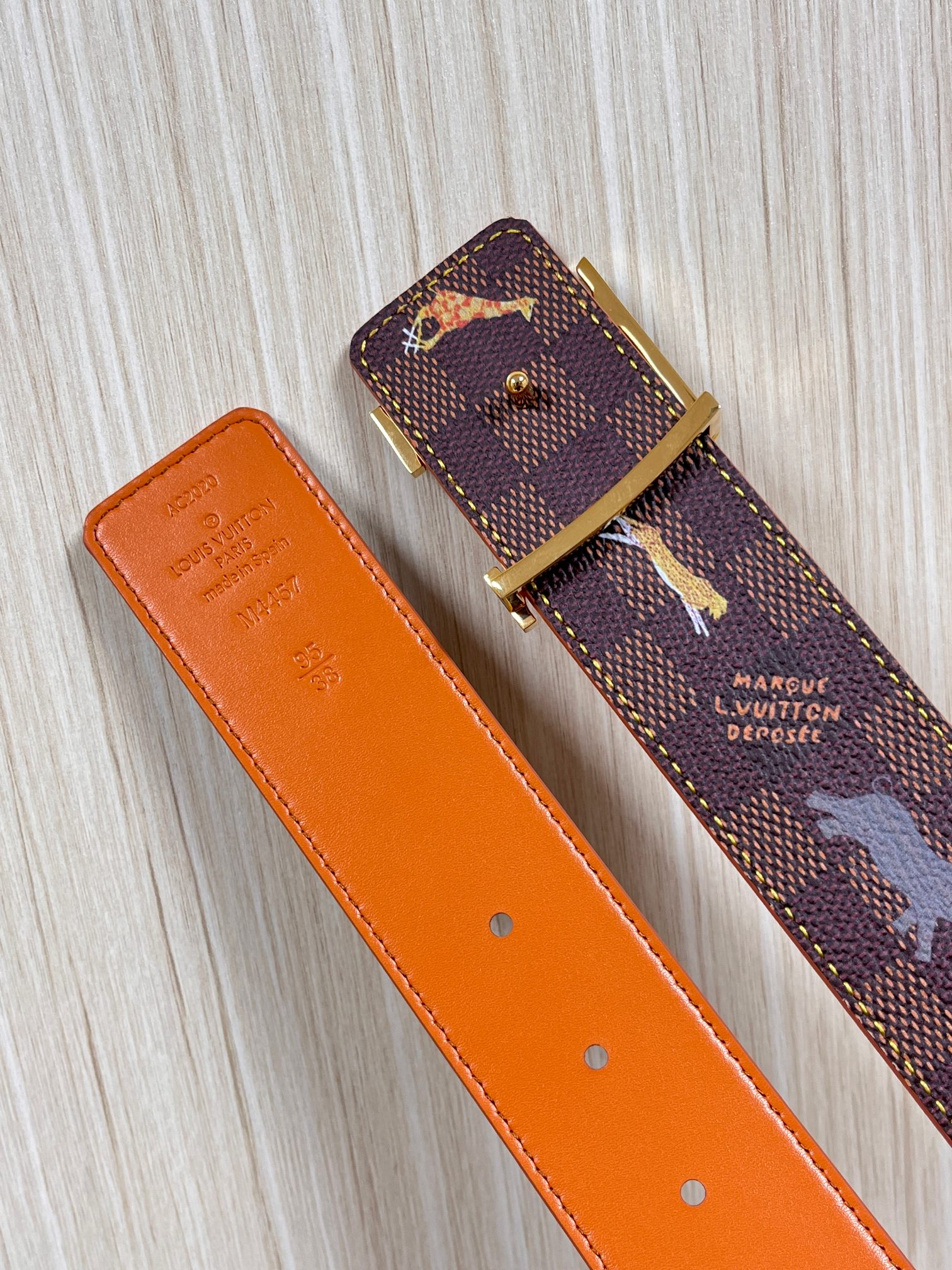 本款 LV Initiales 40 毫米双面腰带以电影叙事为灵感，气质颇具神秘魅力。Damier 格纹