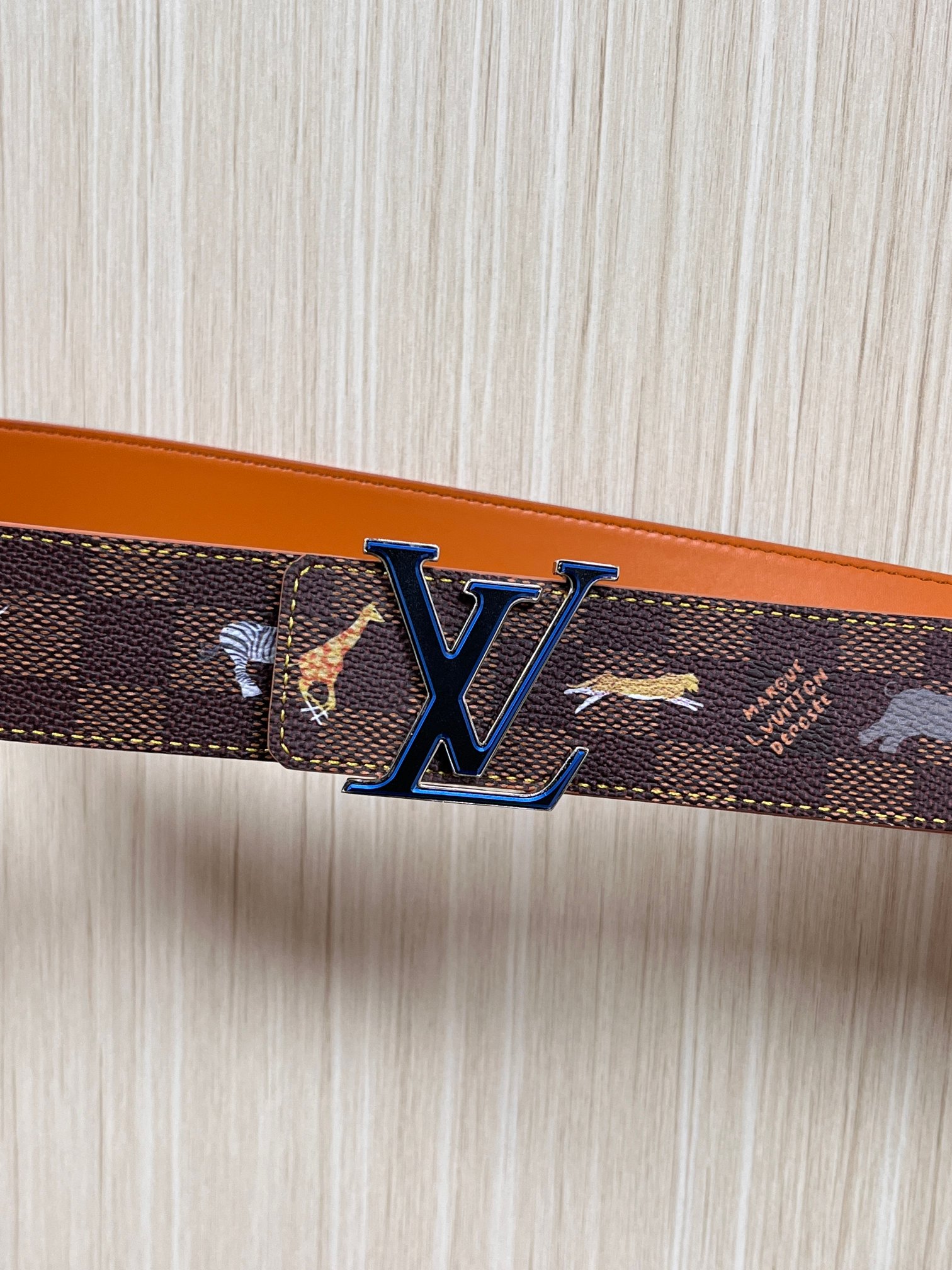 本款 LV Initiales 40 毫米双面腰带以电影叙事为灵感，气质颇具神秘魅力。Damier 格纹