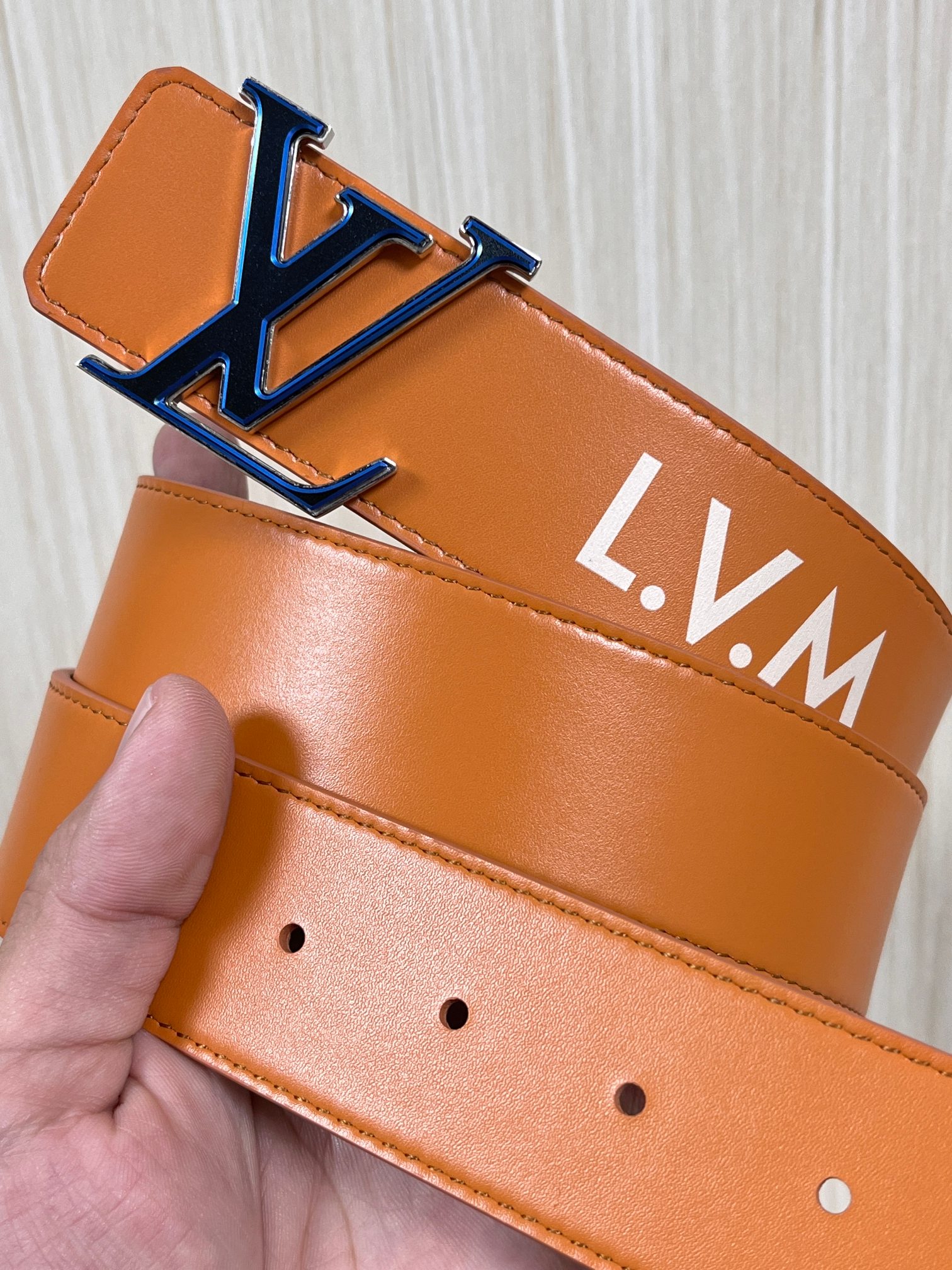 本款 LV Initiales 40 毫米双面腰带以电影叙事为灵感，气质颇具神秘魅力。Damier 格纹