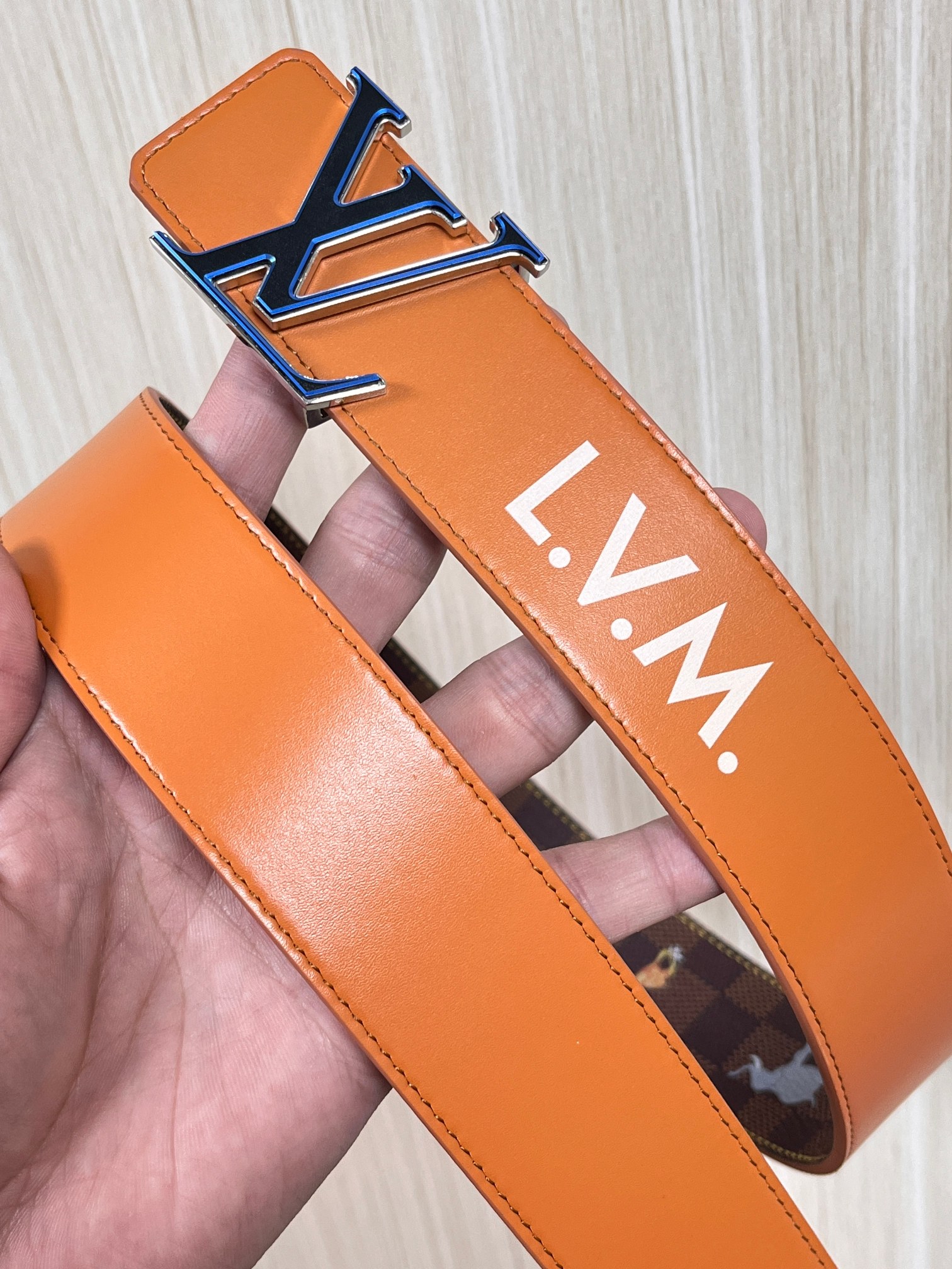 本款 LV Initiales 40 毫米双面腰带以电影叙事为灵感，气质颇具神秘魅力。Damier 格纹