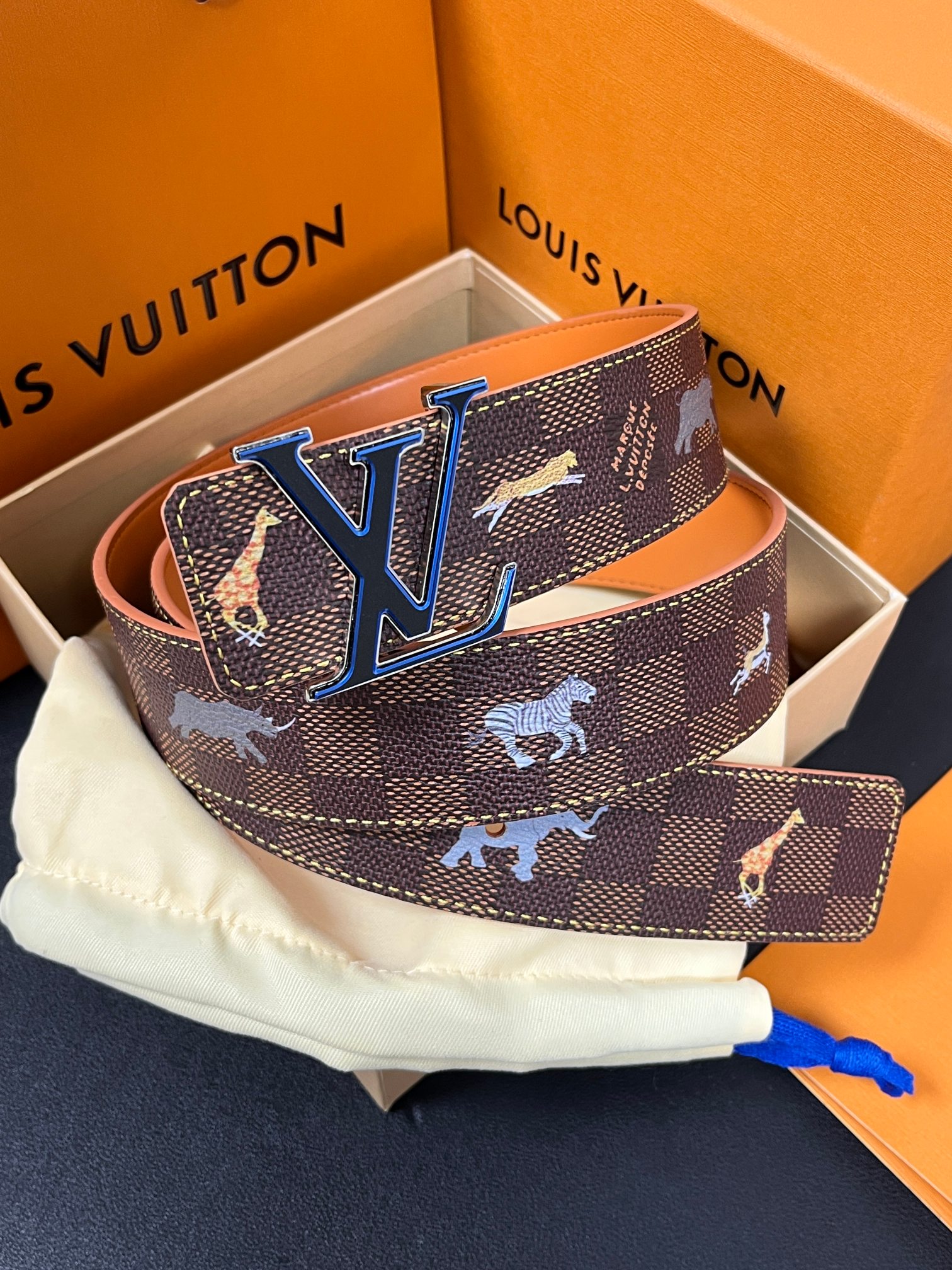 本款 LV Initiales 40 毫米双面腰带以电影叙事为灵感，气质颇具神秘魅力。Damier 格纹