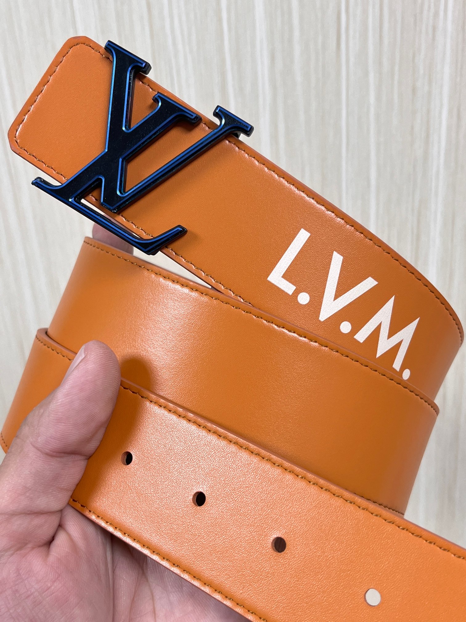 本款 LV Initiales 40 毫米双面腰带以电影叙事为灵感，气质颇具神秘魅力。Damier 格纹