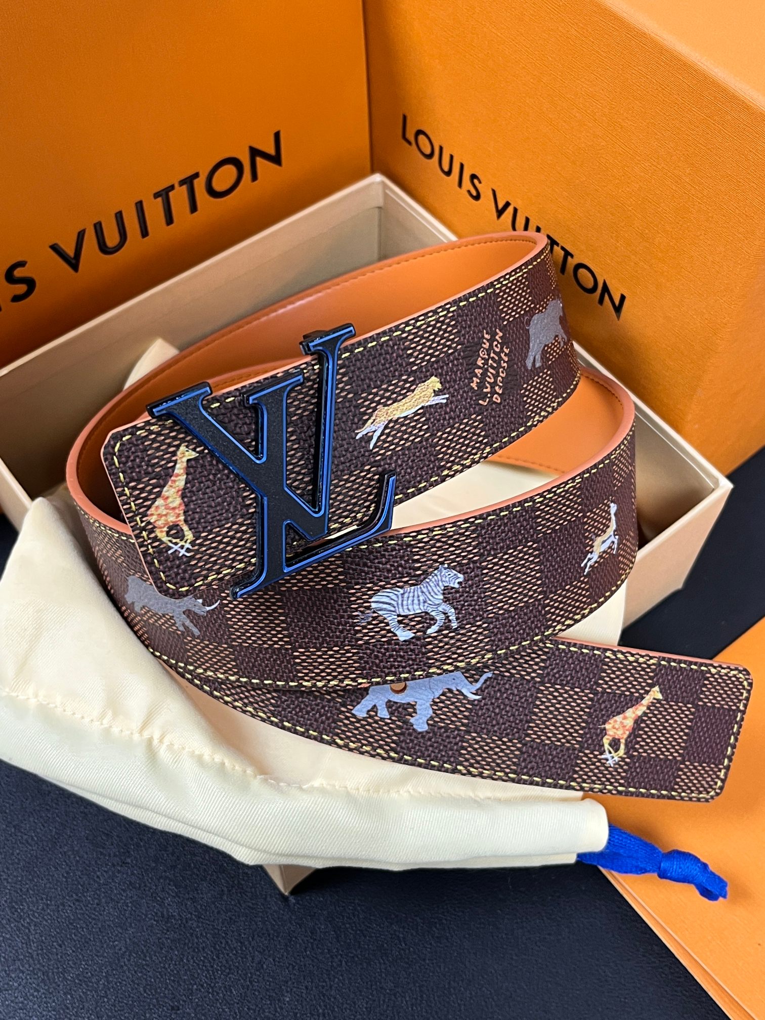 本款 LV Initiales 40 毫米双面腰带以电影叙事为灵感，气质颇具神秘魅力。Damier 格纹