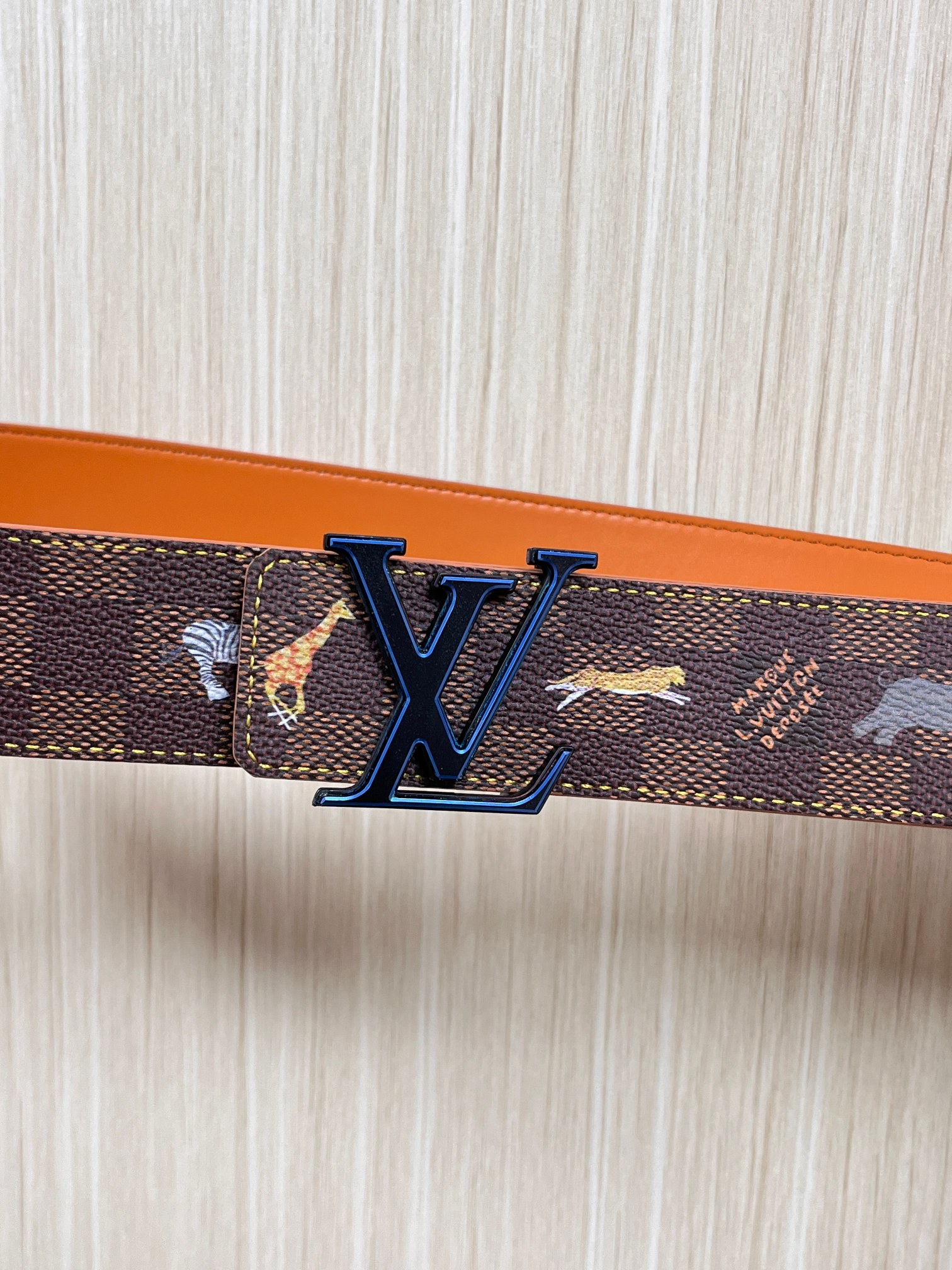 本款 LV Initiales 40 毫米双面腰带以电影叙事为灵感，气质颇具神秘魅力。Damier 格纹