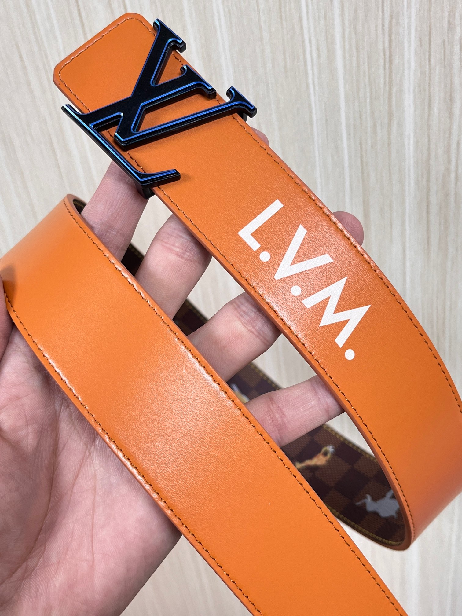 本款 LV Initiales 40 毫米双面腰带以电影叙事为灵感，气质颇具神秘魅力。Damier 格纹