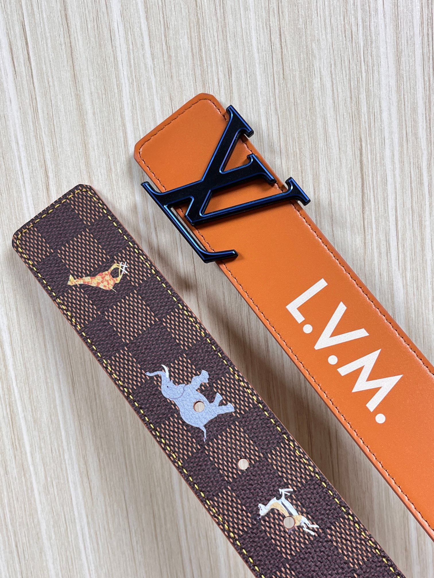 本款 LV Initiales 40 毫米双面腰带以电影叙事为灵感，气质颇具神秘魅力。Damier 格纹