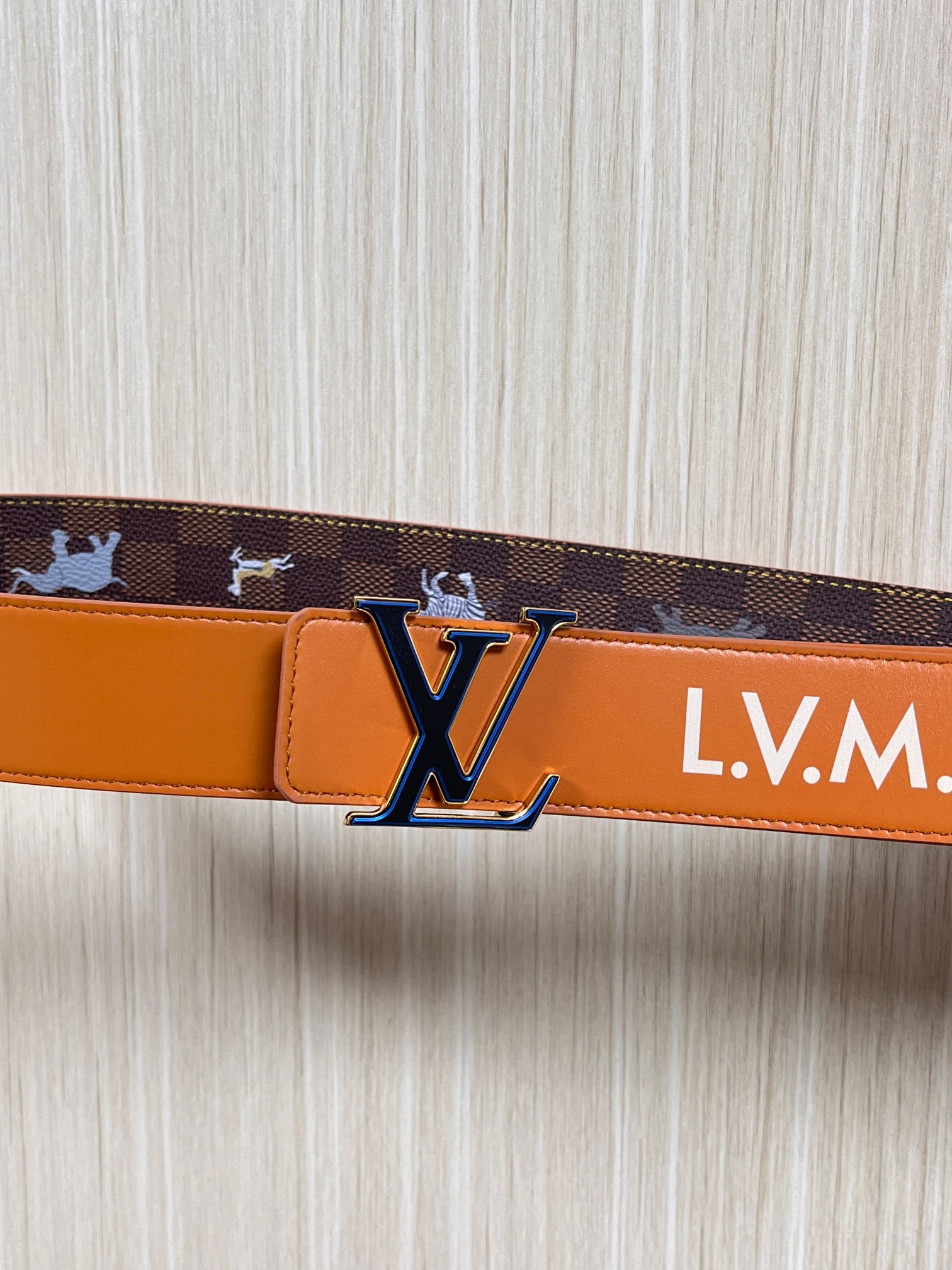 本款 LV Initiales 40 毫米双面腰带以电影叙事为灵感，气质颇具神秘魅力。Damier 格纹