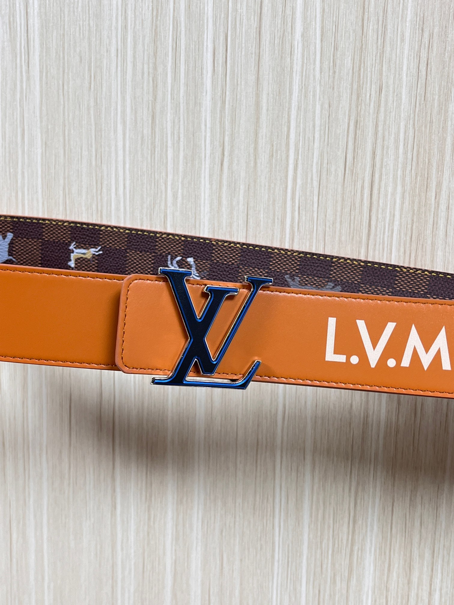 本款 LV Initiales 40 毫米双面腰带以电影叙事为灵感，气质颇具神秘魅力。Damier 格纹