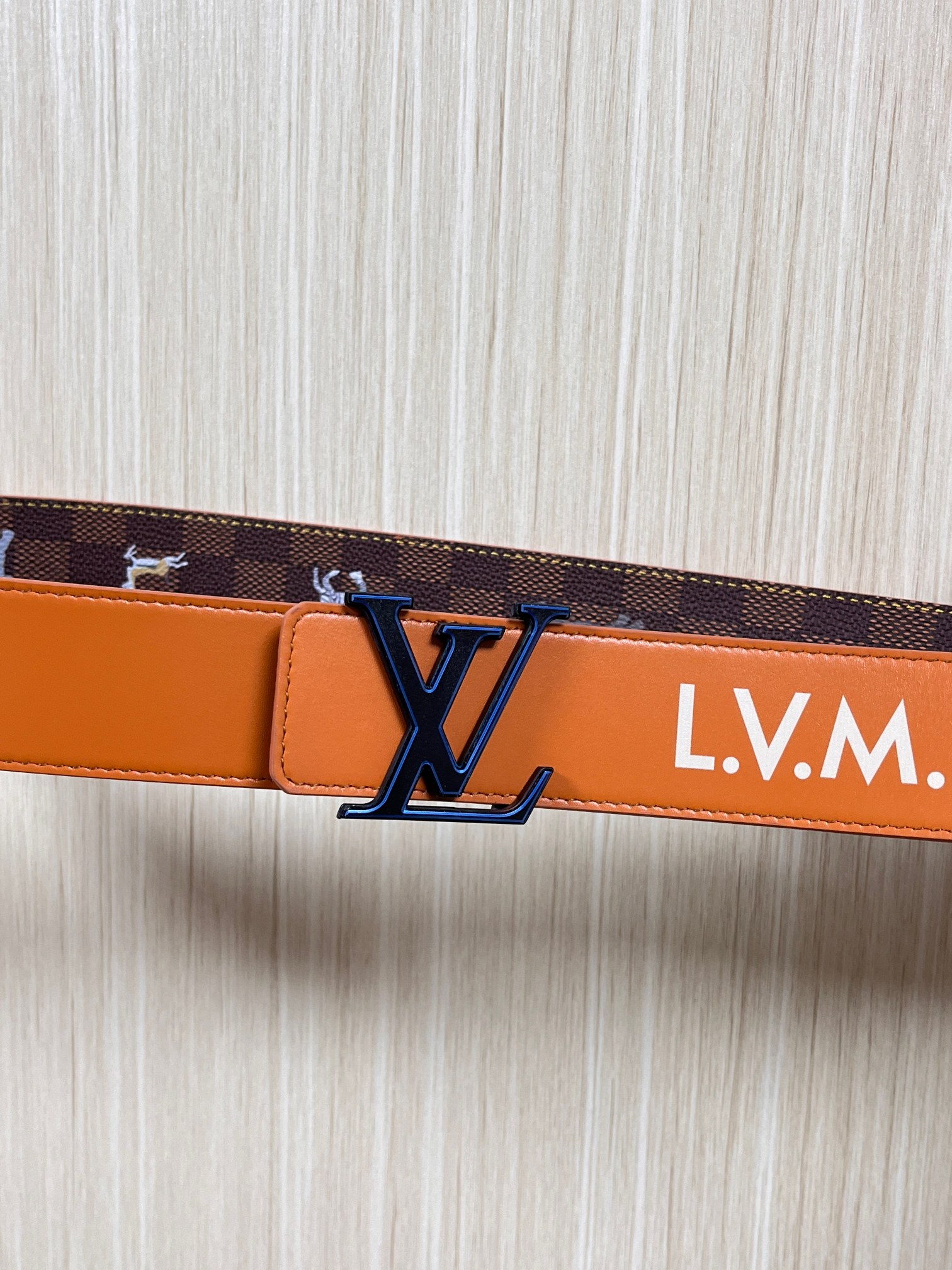 本款 LV Initiales 40 毫米双面腰带以电影叙事为灵感，气质颇具神秘魅力。Damier 格纹