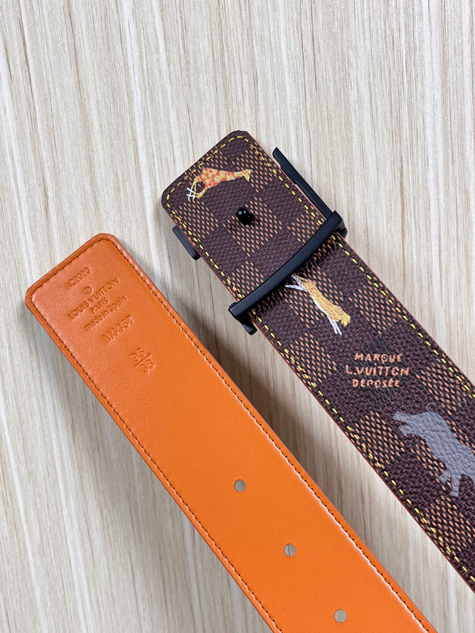 本款 LV Initiales 40 毫米双面腰带以电影叙事为灵感，气质颇具神秘魅力。Damier 格纹