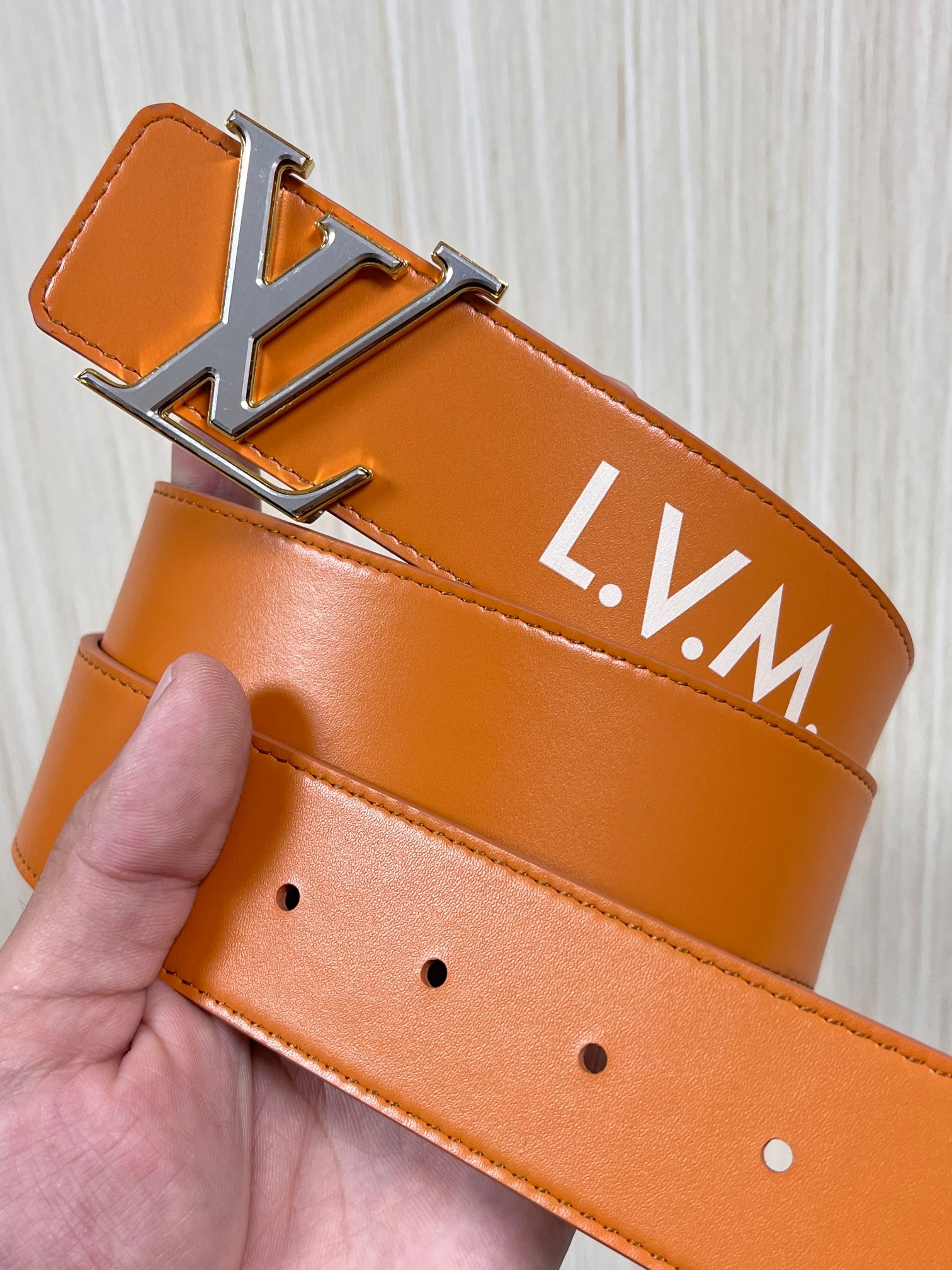 本款 LV Initiales 40 毫米双面腰带以电影叙事为灵感，气质颇具神秘魅力。Damier 格纹