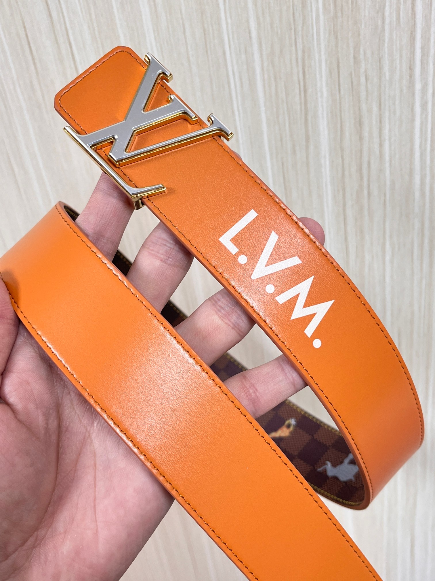 本款 LV Initiales 40 毫米双面腰带以电影叙事为灵感，气质颇具神秘魅力。Damier 格纹