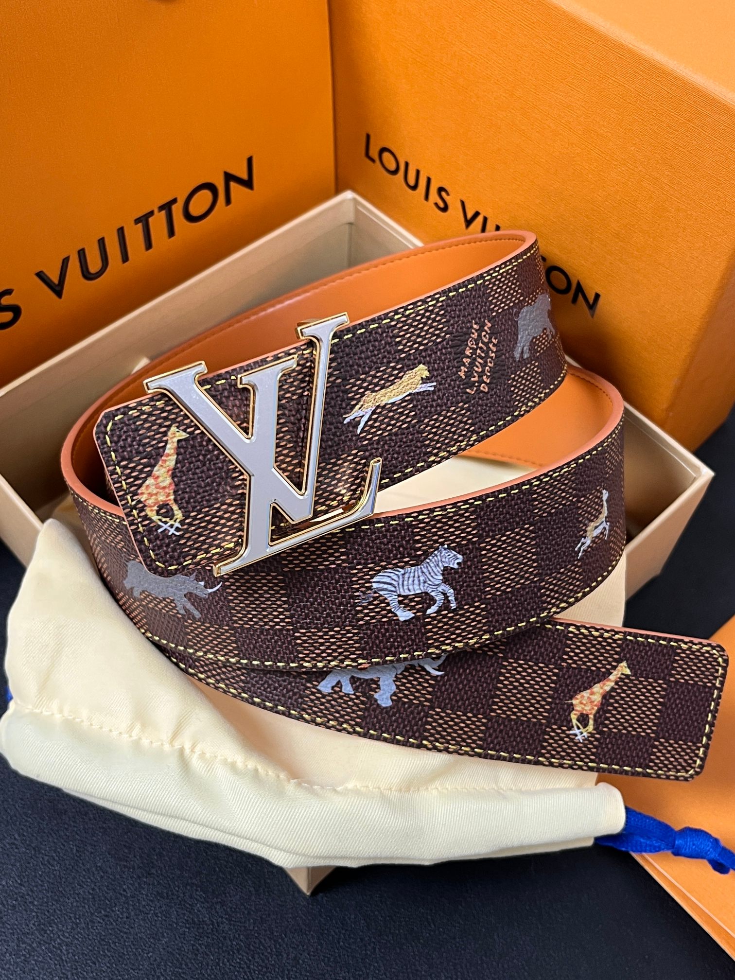 本款 LV Initiales 40 毫米双面腰带以电影叙事为灵感，气质颇具神秘魅力。Damier 格纹