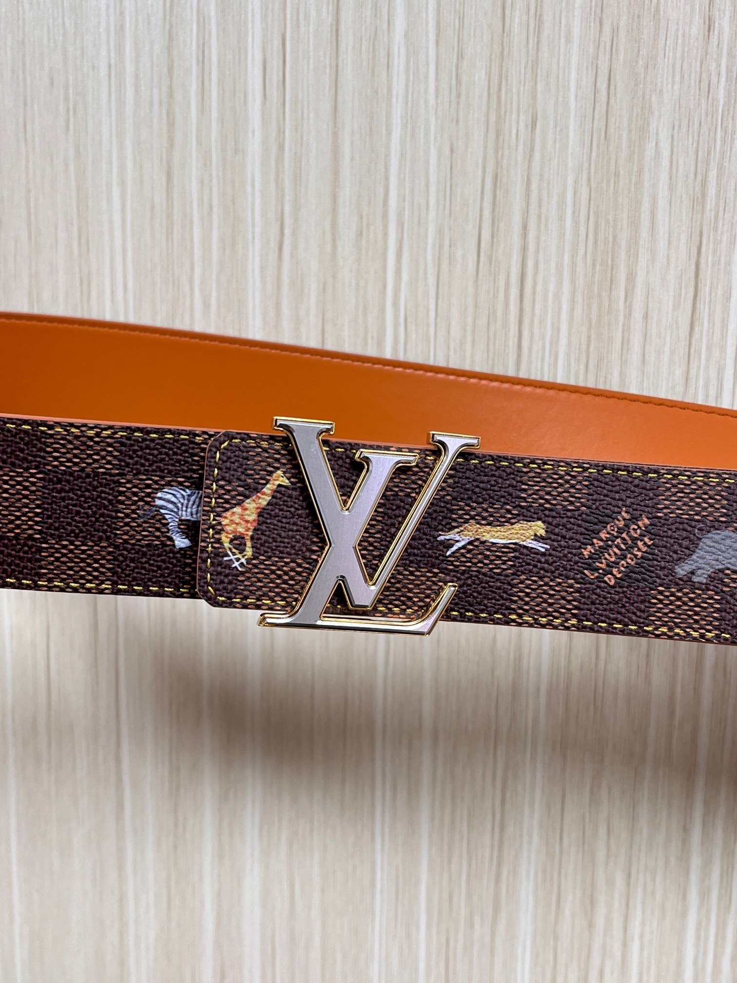 本款 LV Initiales 40 毫米双面腰带以电影叙事为灵感，气质颇具神秘魅力。Damier 格纹