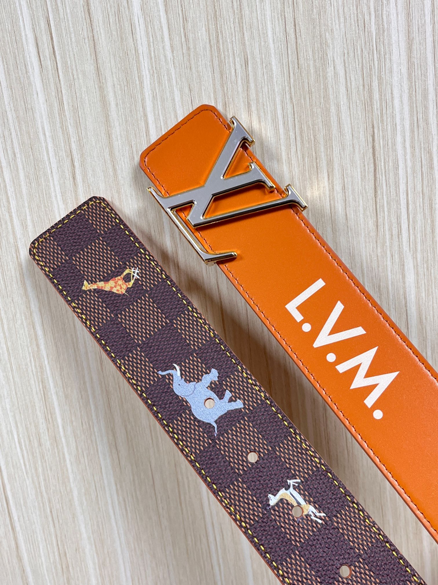 本款 LV Initiales 40 毫米双面腰带以电影叙事为灵感，气质颇具神秘魅力。Damier 格纹