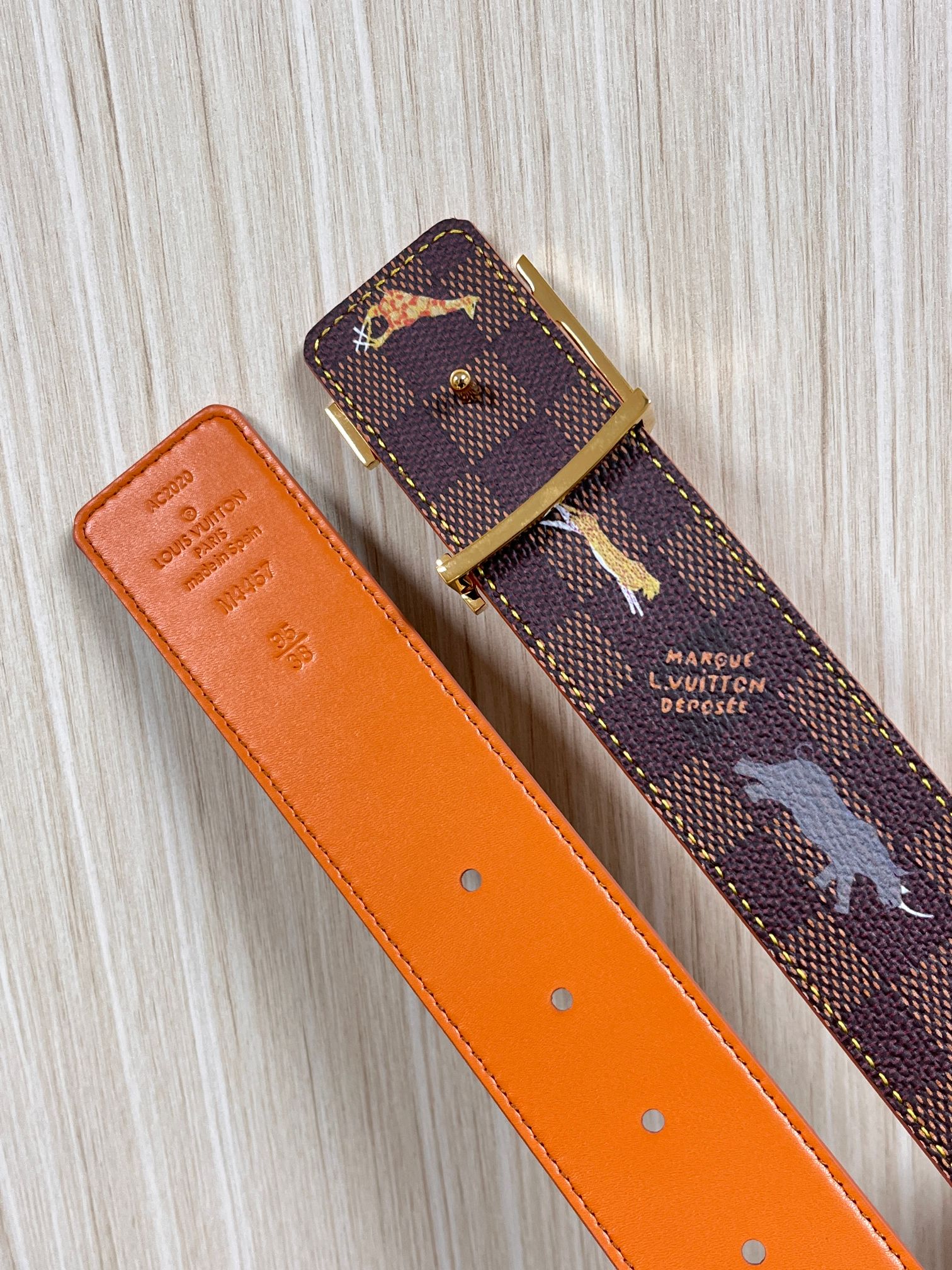 本款 LV Initiales 40 毫米双面腰带以电影叙事为灵感，气质颇具神秘魅力。Damier 格纹