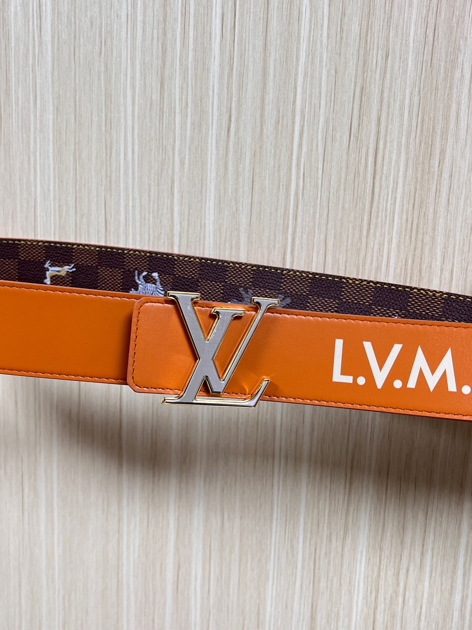 本款 LV Initiales 40 毫米双面腰带以电影叙事为灵感，气质颇具神秘魅力。Damier 格纹