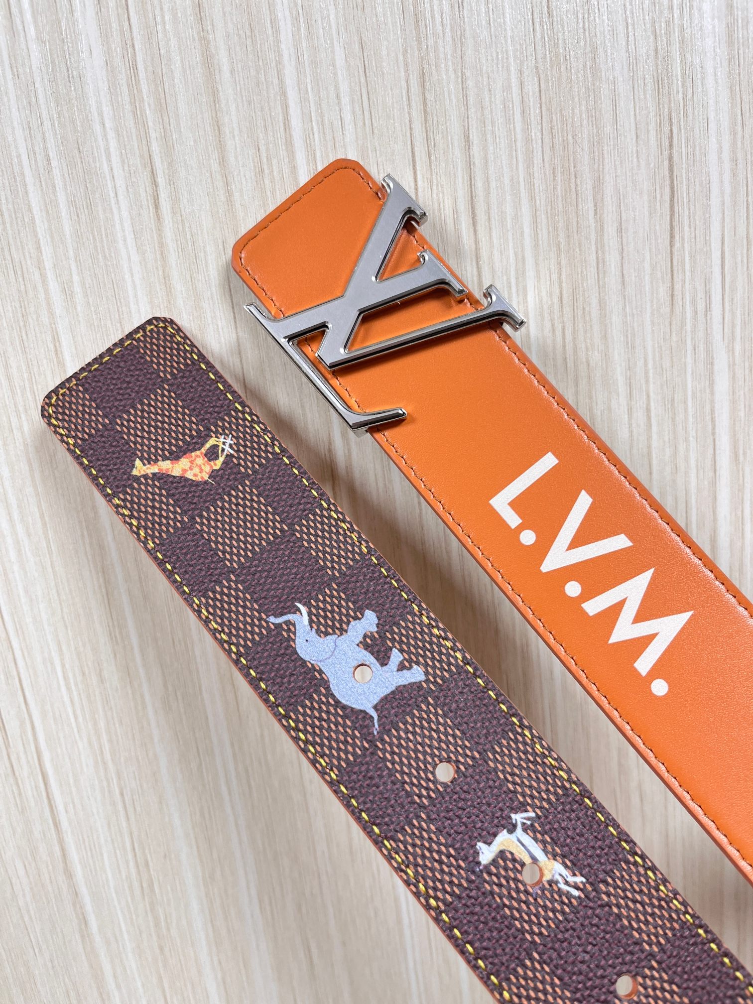 本款 LV Initiales 40 毫米双面腰带以电影叙事为灵感，气质颇具神秘魅力。Damier 格纹