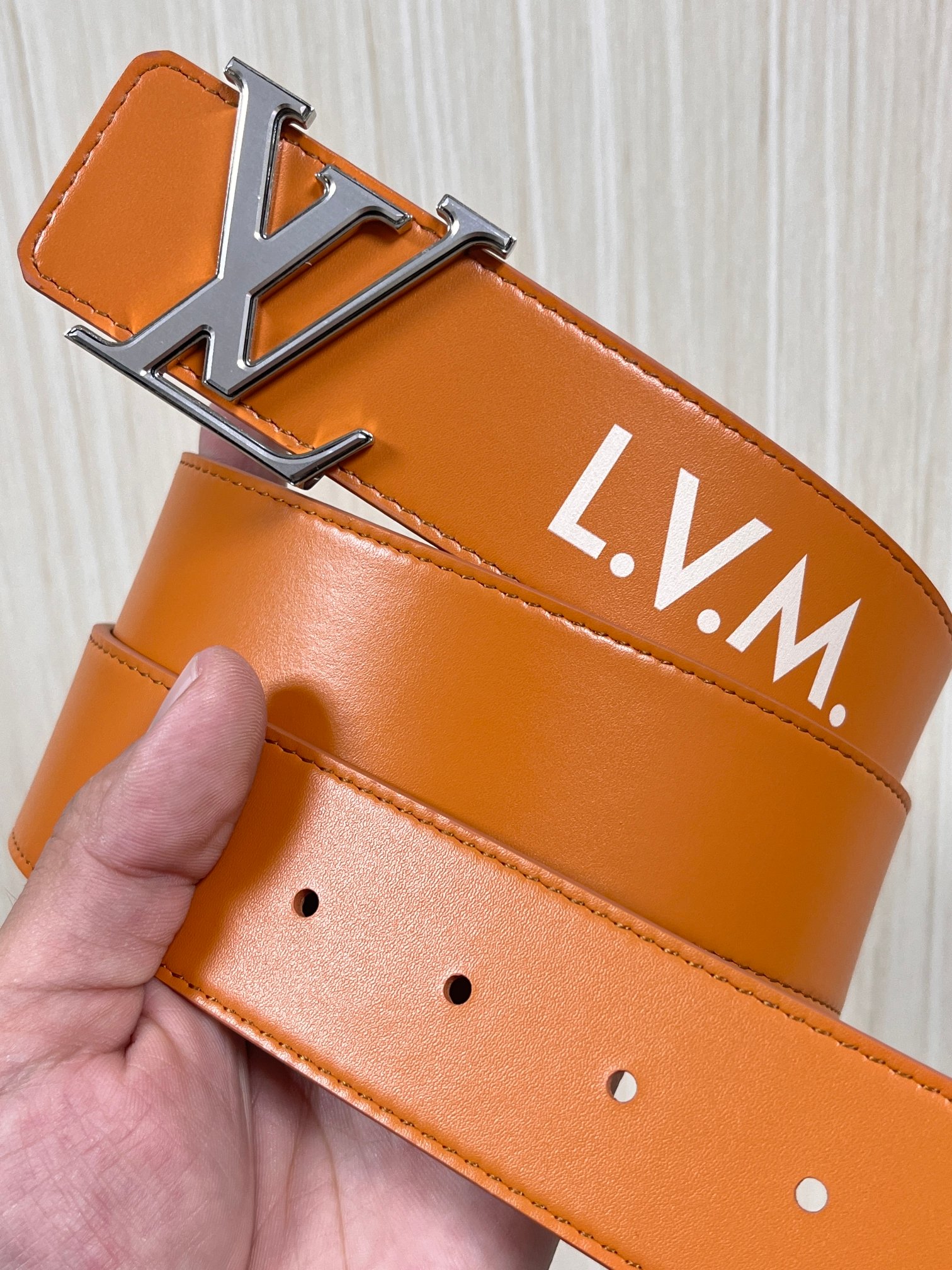 本款 LV Initiales 40 毫米双面腰带以电影叙事为灵感，气质颇具神秘魅力。Damier 格纹