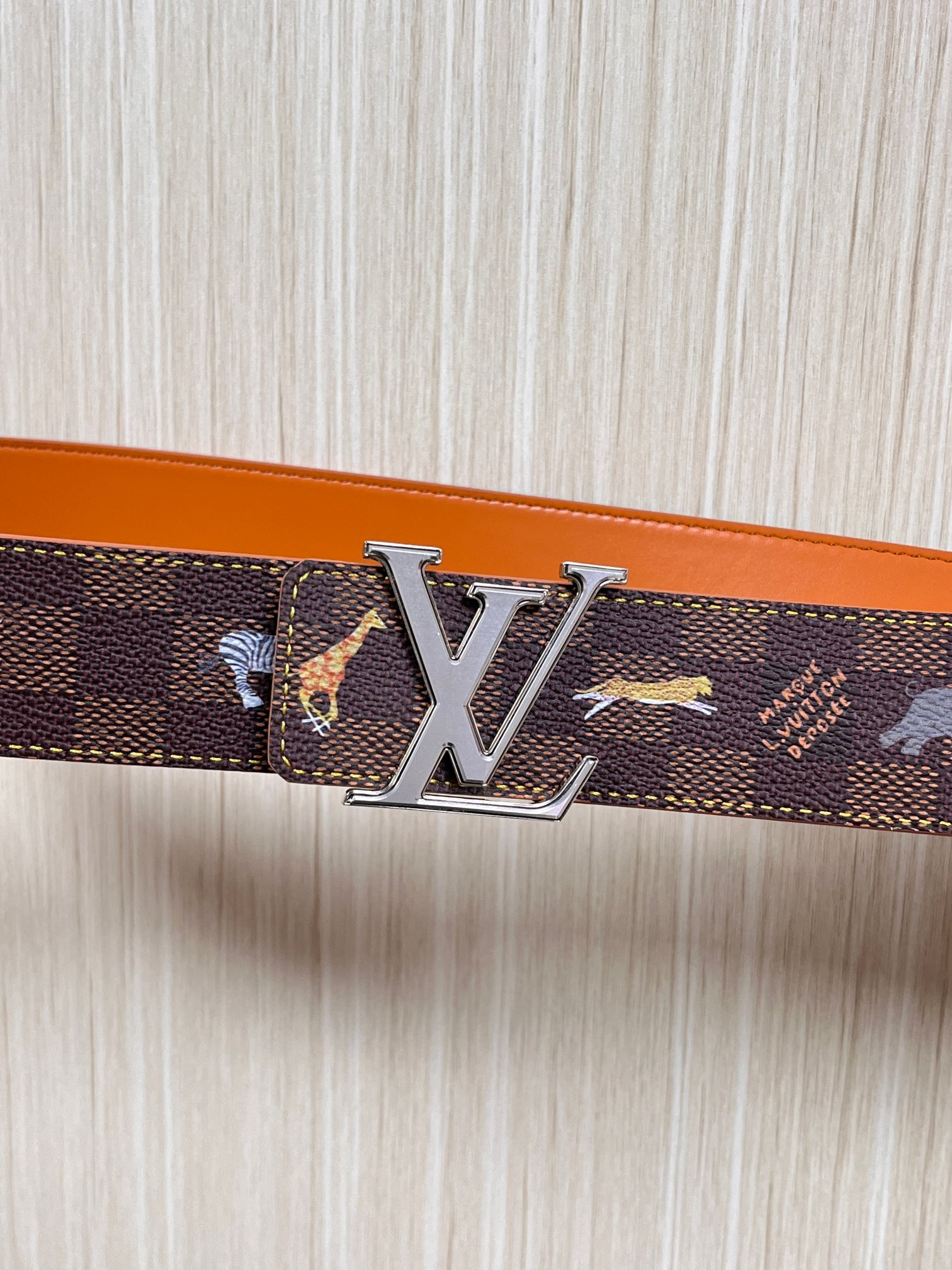 本款 LV Initiales 40 毫米双面腰带以电影叙事为灵感，气质颇具神秘魅力。Damier 格纹