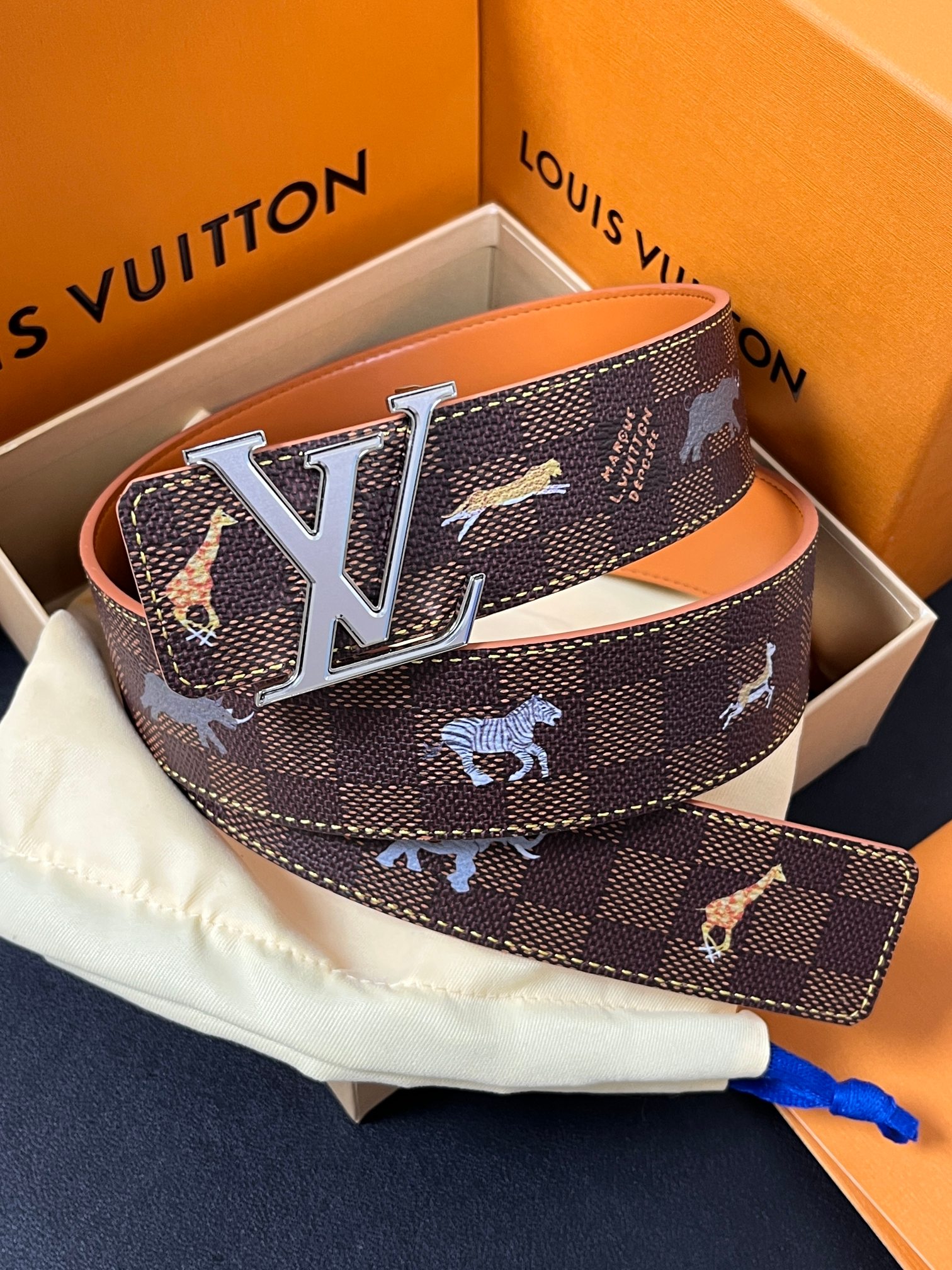 本款 LV Initiales 40 毫米双面腰带以电影叙事为灵感，气质颇具神秘魅力。Damier 格纹