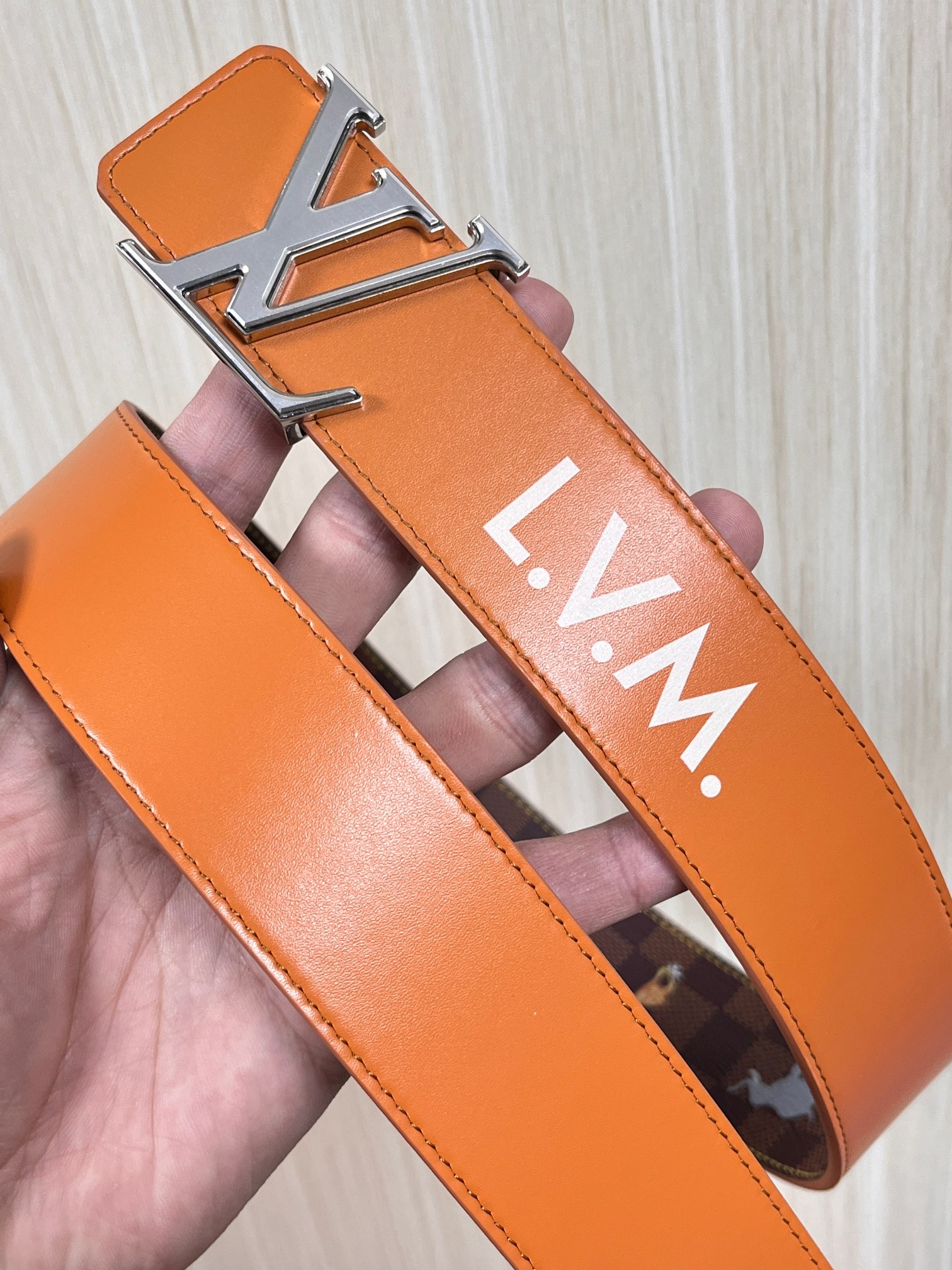 本款 LV Initiales 40 毫米双面腰带以电影叙事为灵感，气质颇具神秘魅力。Damier 格纹