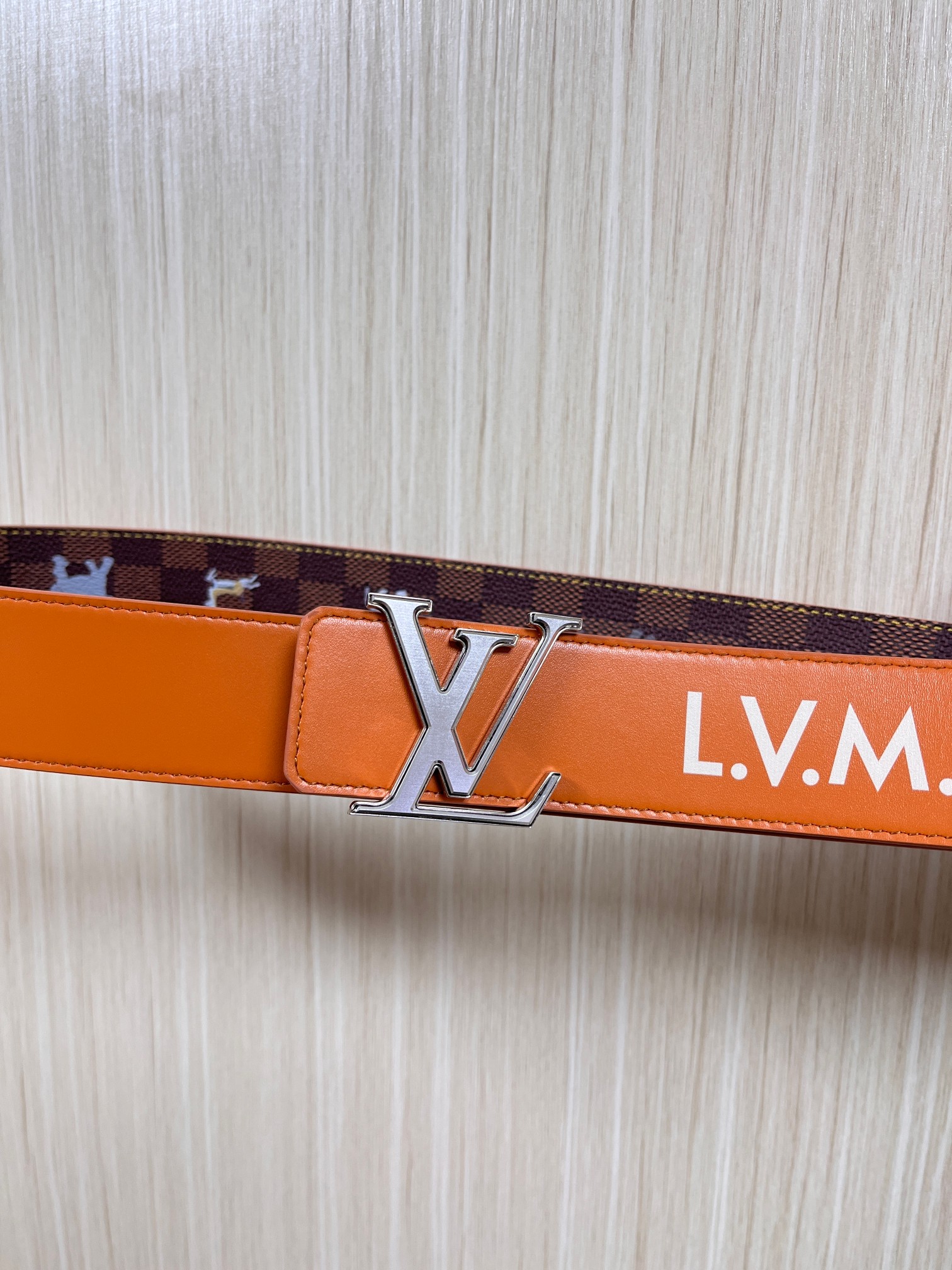 本款 LV Initiales 40 毫米双面腰带以电影叙事为灵感，气质颇具神秘魅力。Damier 格纹